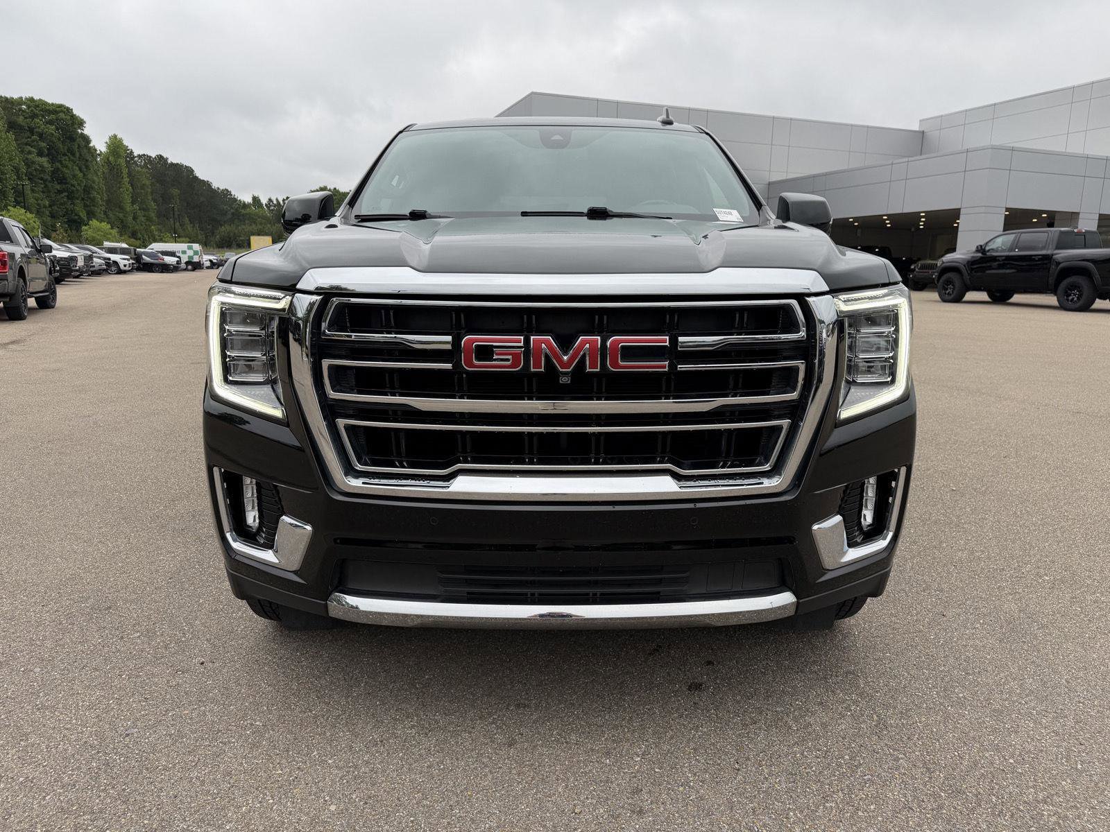 Used 2022 GMC Yukon SLT w/ SLT Luxury Package RWD image 2