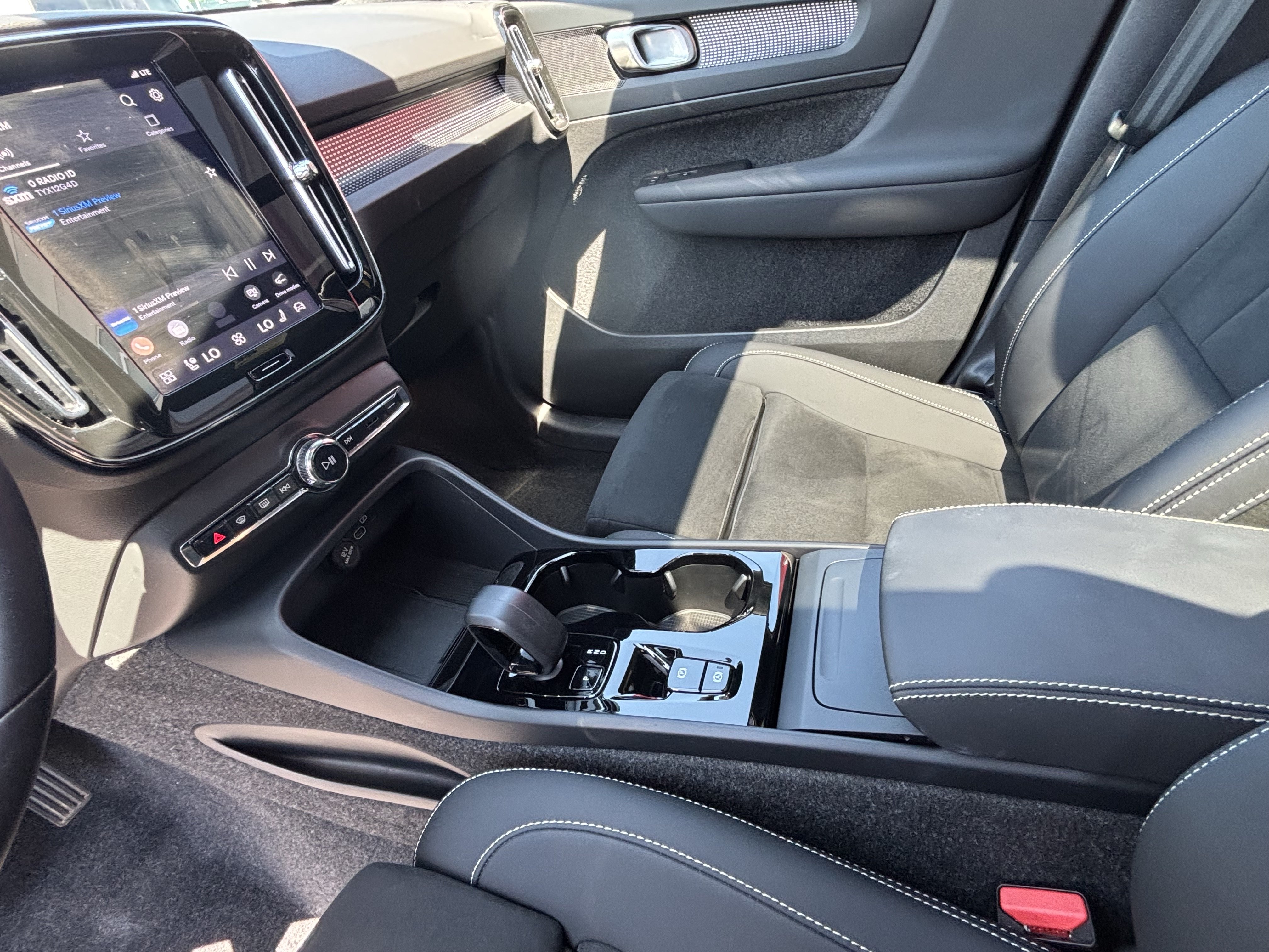 Used 2025 Volvo XC40 B5 Plus AWD/4WD image 23