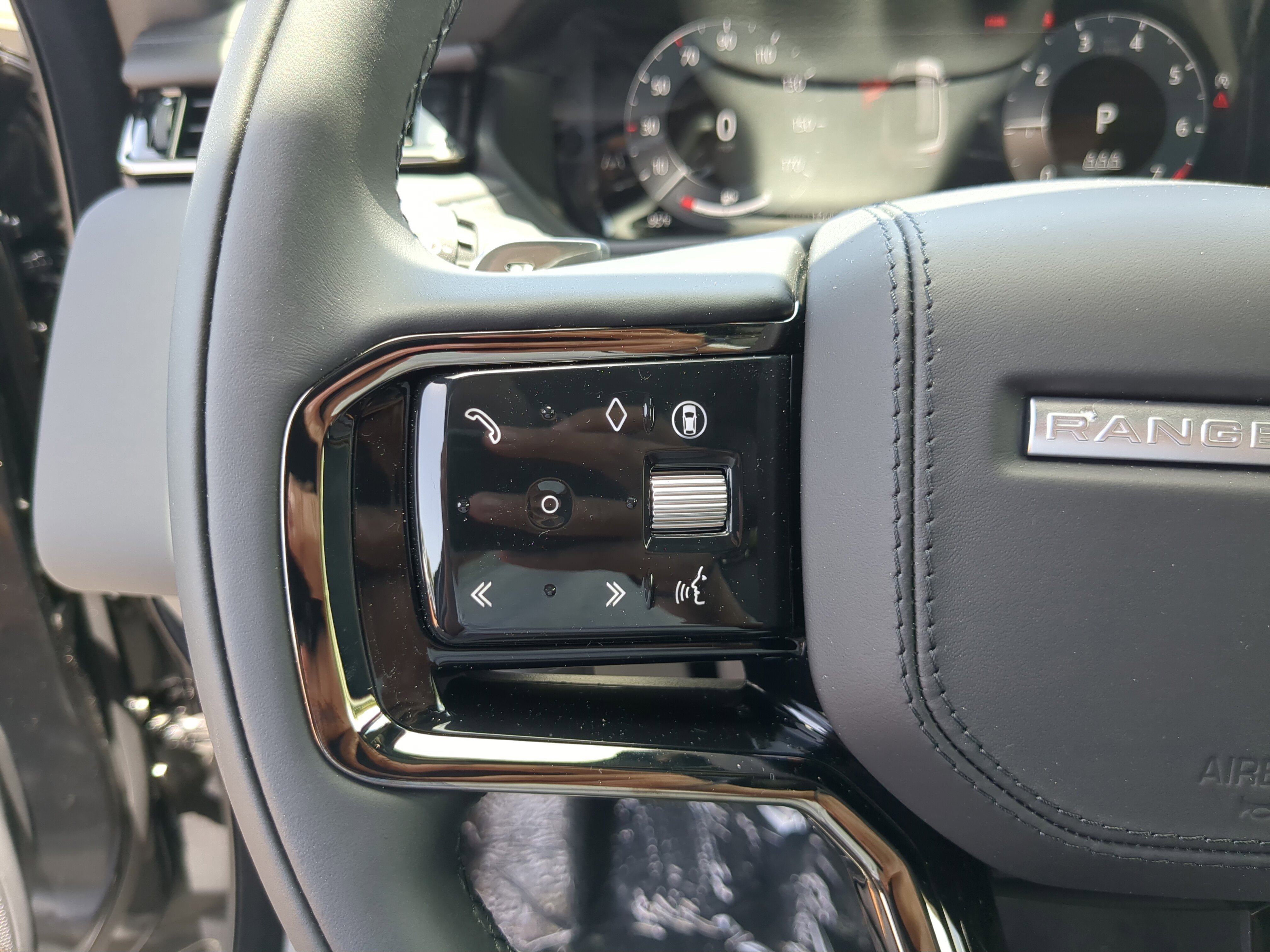 New 2026 Land Rover Range Rover Velar Dynamic SE image 27