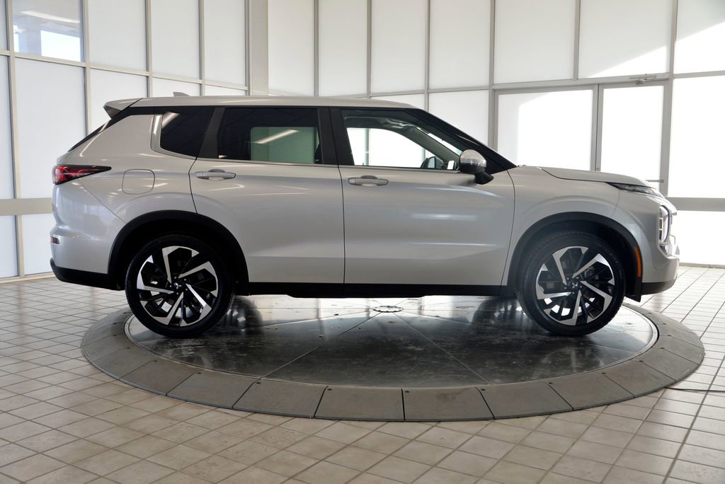 Used 2022 Mitsubishi Outlander ES image 9