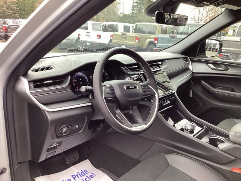 New 2025 Jeep Grand Cherokee Altitude AWD/4WD image 29