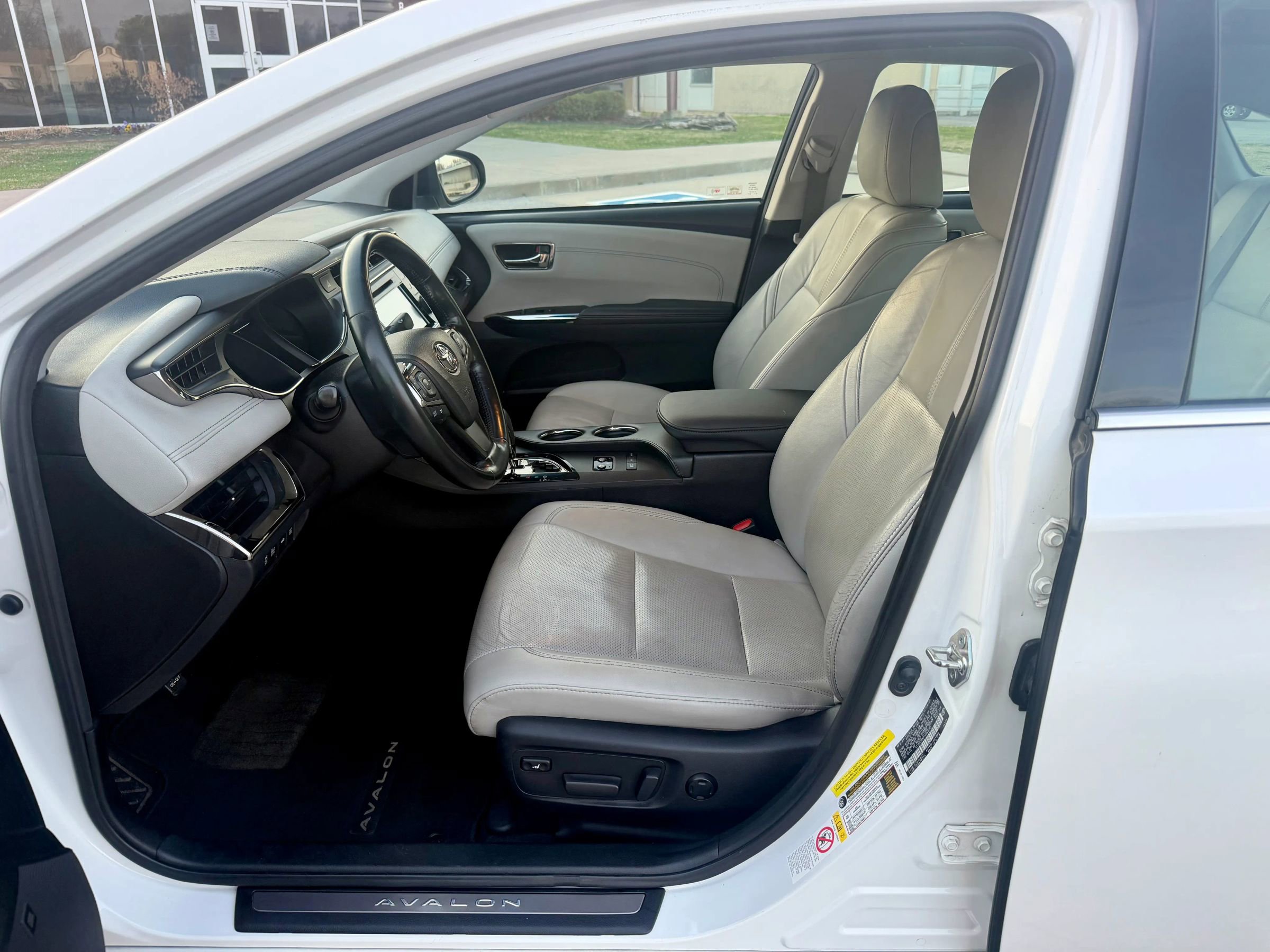 Used 2018 Toyota Avalon Limited image 25