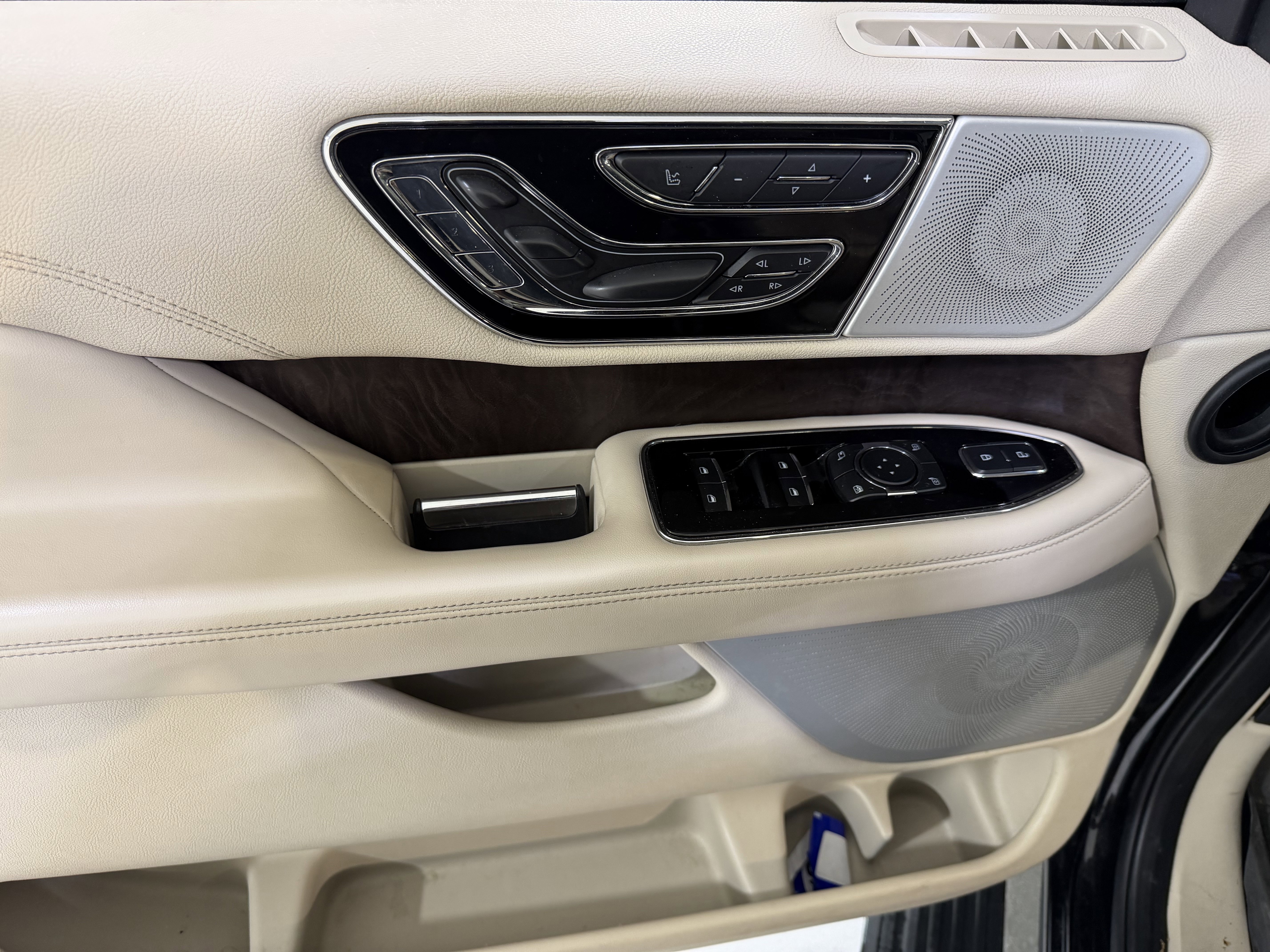 Used 2020 Lincoln Navigator L Reserve w/ Luxury Package RWD image 16