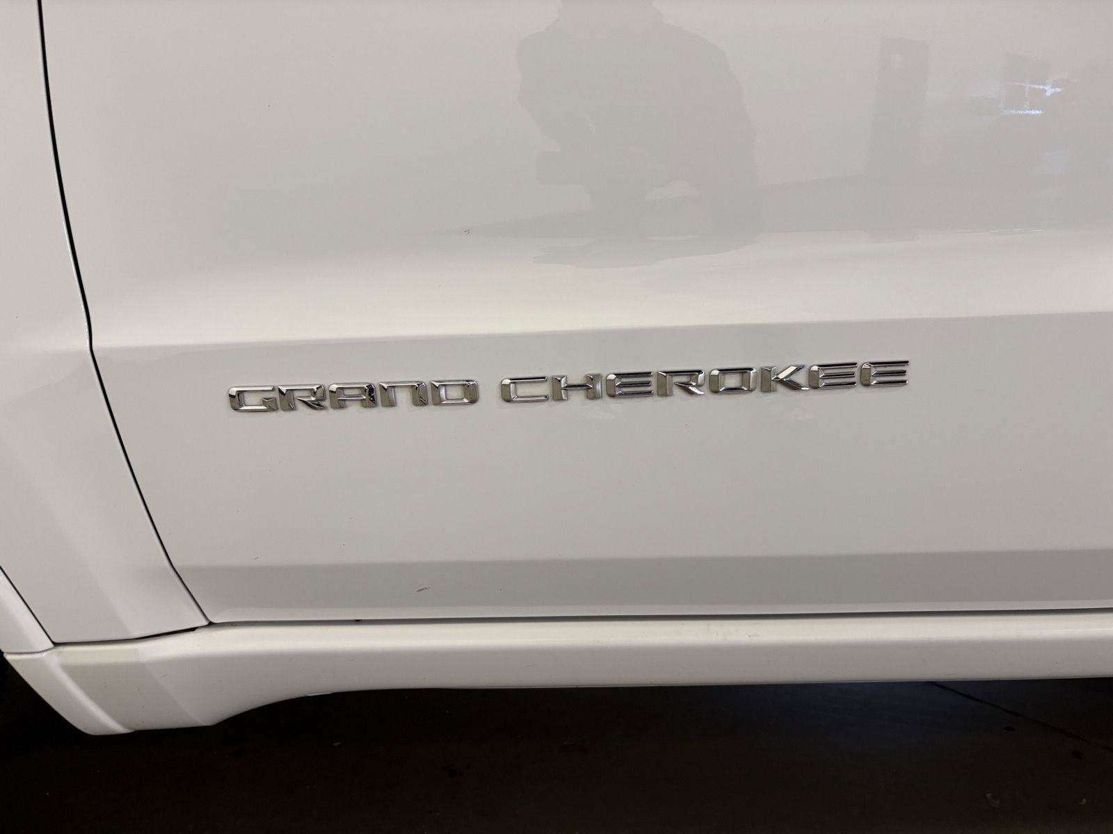 Used 2015 Jeep Grand Cherokee Overland AWD/4WD image 11