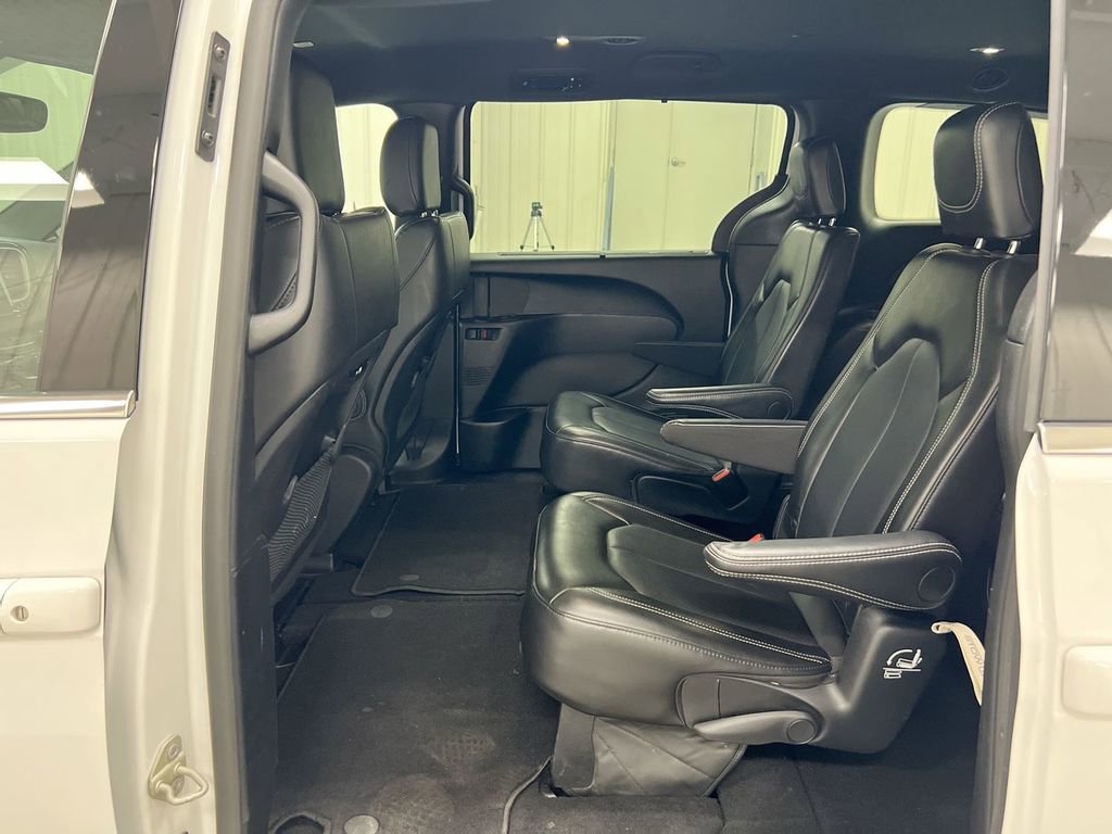 Used 2025 Chrysler Pacifica Select image 22