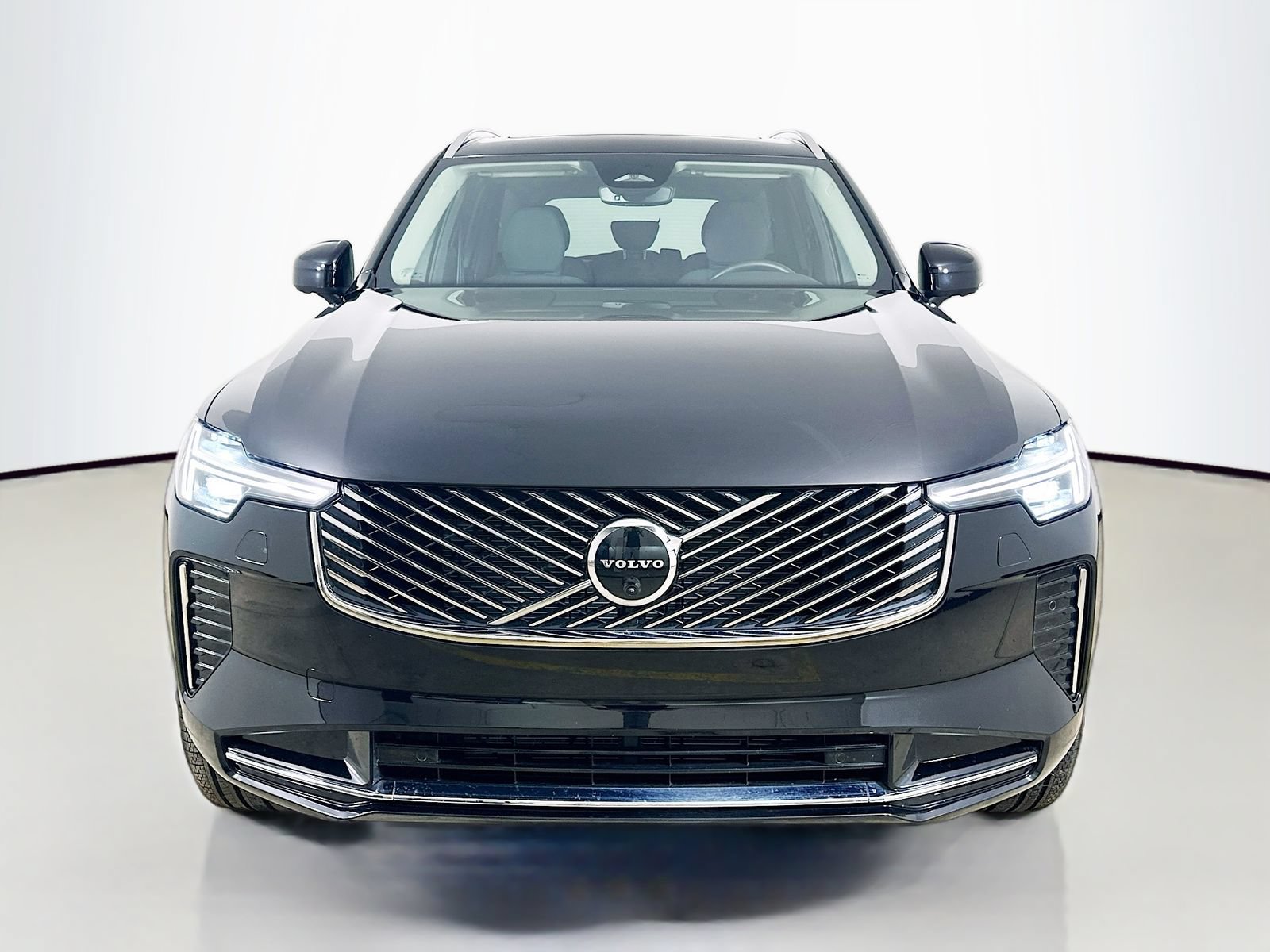 Used 2026 Volvo XC90 B6 Plus w/ Protection Package Premier AWD/4WD image 2