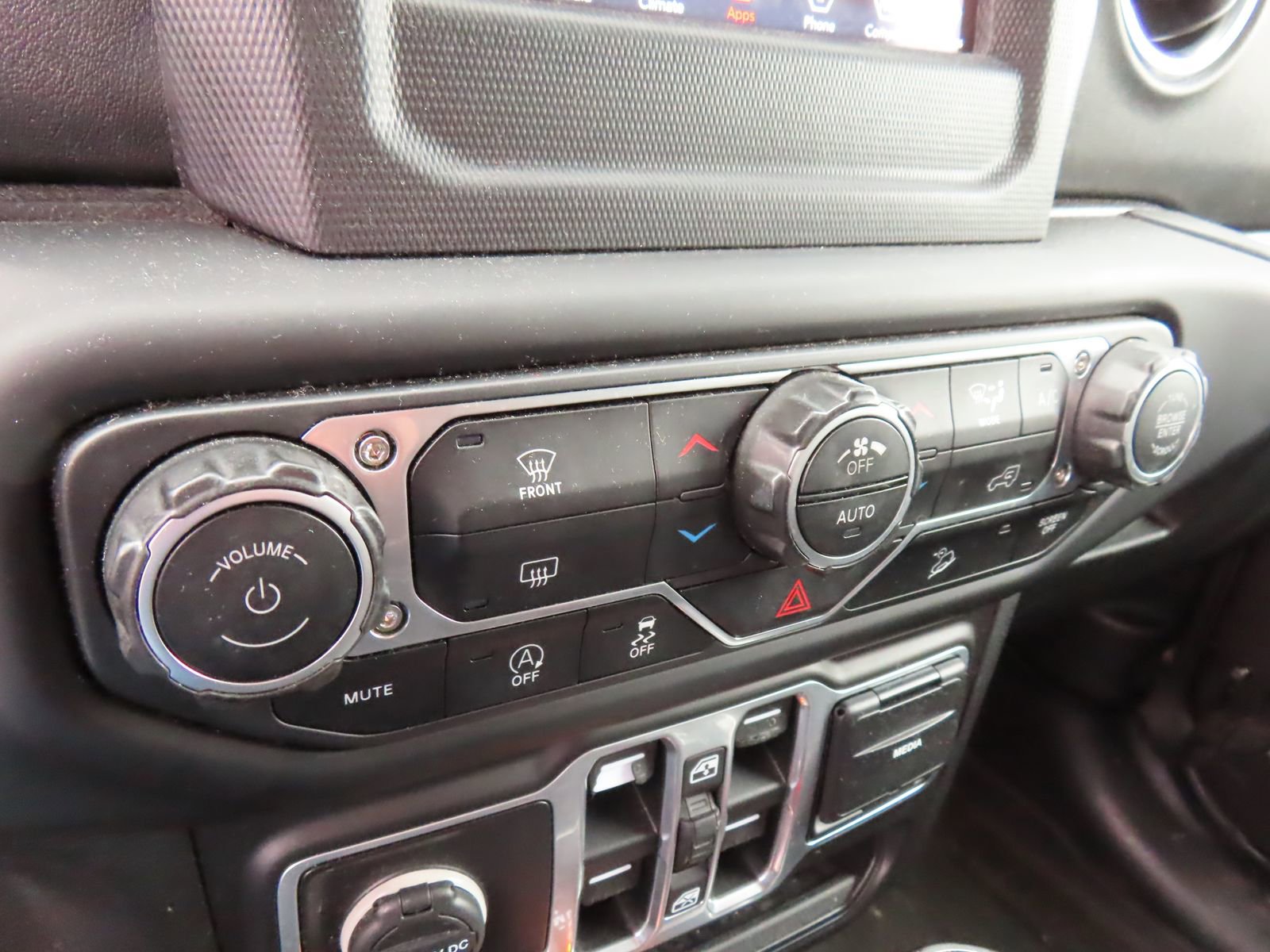 Used 2018 Jeep Wrangler Unlimited Sahara w/ LED Lighting Group image 24