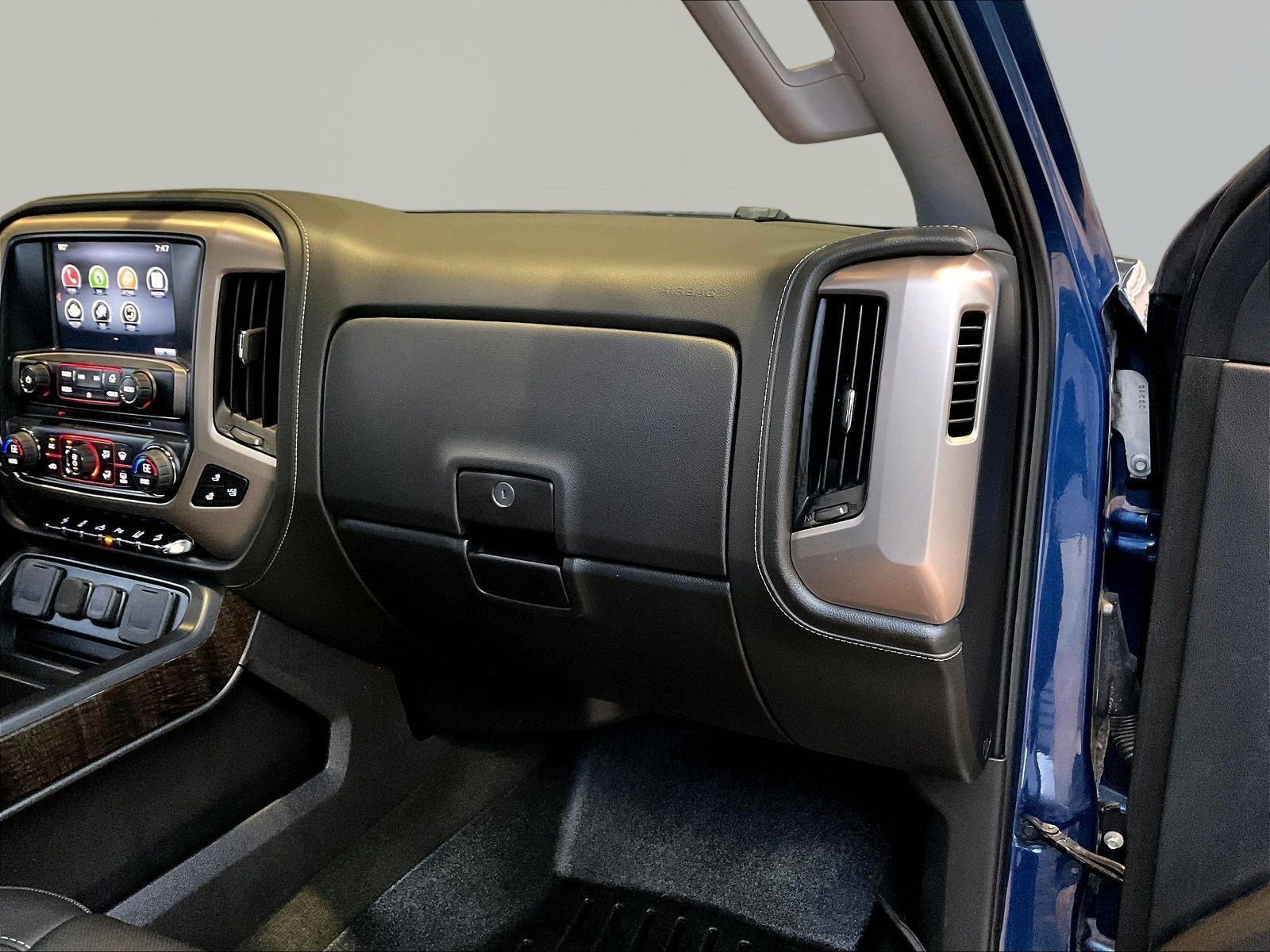 Used 2015 GMC Sierra 1500 Denali w/ Driver Alert Package AWD/4WD image 27