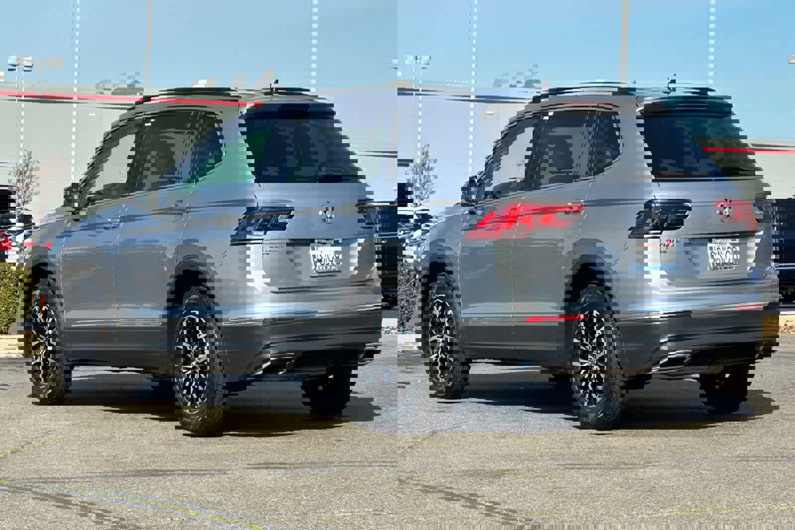 Used 2021 Volkswagen Tiguan SE w/ Panoramic Sunroof Package image 7