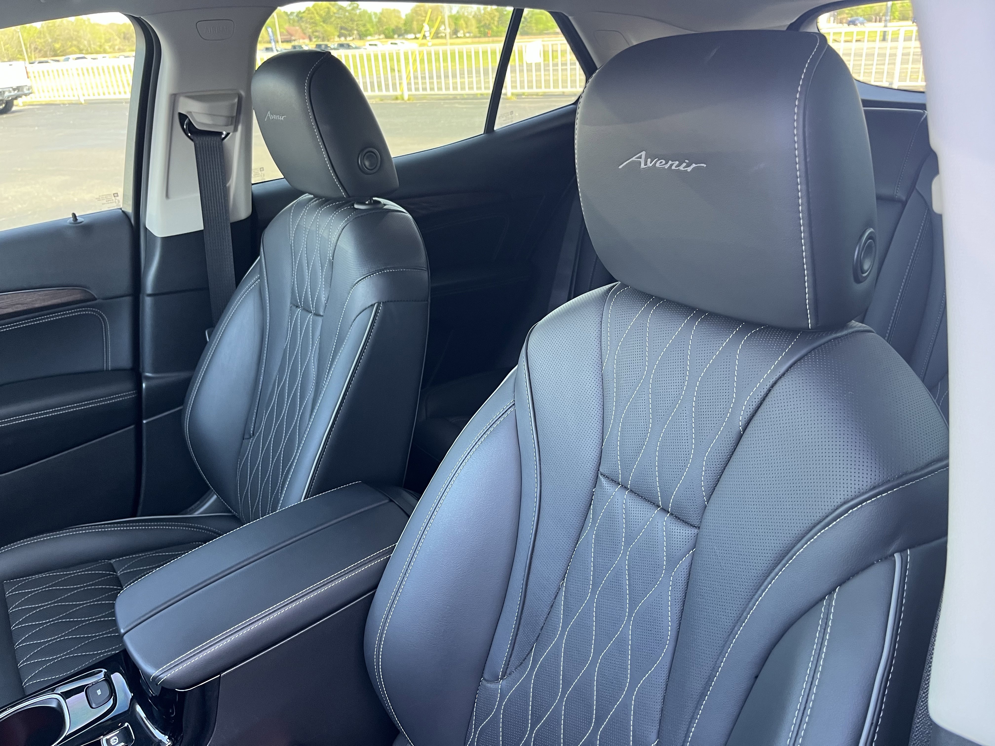 Used 2022 Buick Envision Avenir w/ Safety Package FWD image 3