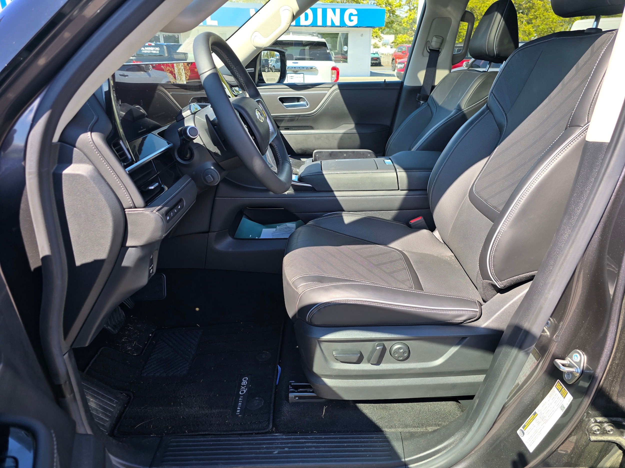 Used 2025 INFINITI QX80 Luxe AWD/4WD image 16