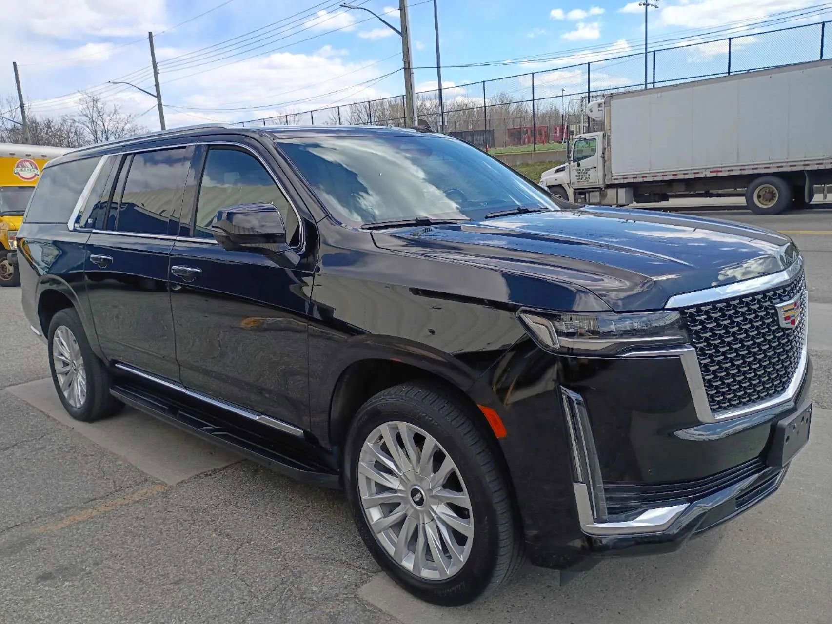 Used 2023 Cadillac Escalade ESV Luxury image 2