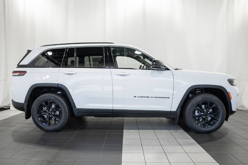 New 2026 Jeep Grand Cherokee Altitude AWD/4WD image 3