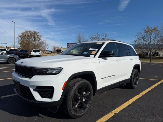Used 2024 Jeep Grand Cherokee Altitude image 2