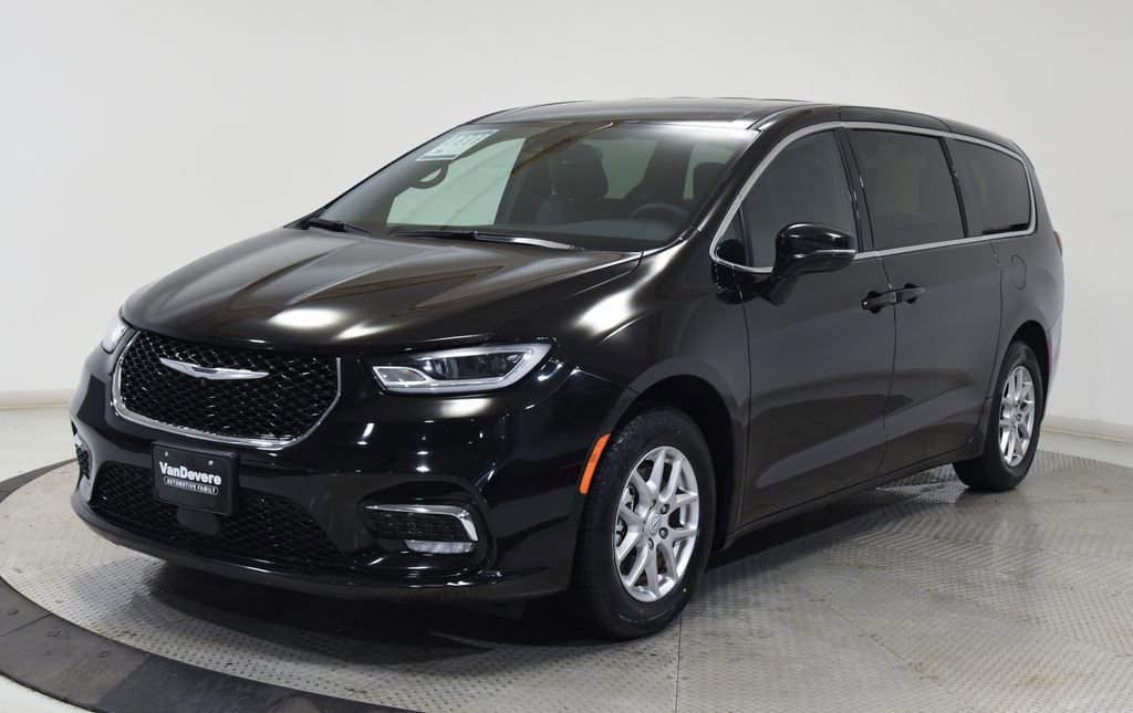 Used 2025 Chrysler Pacifica Select FWD image 8