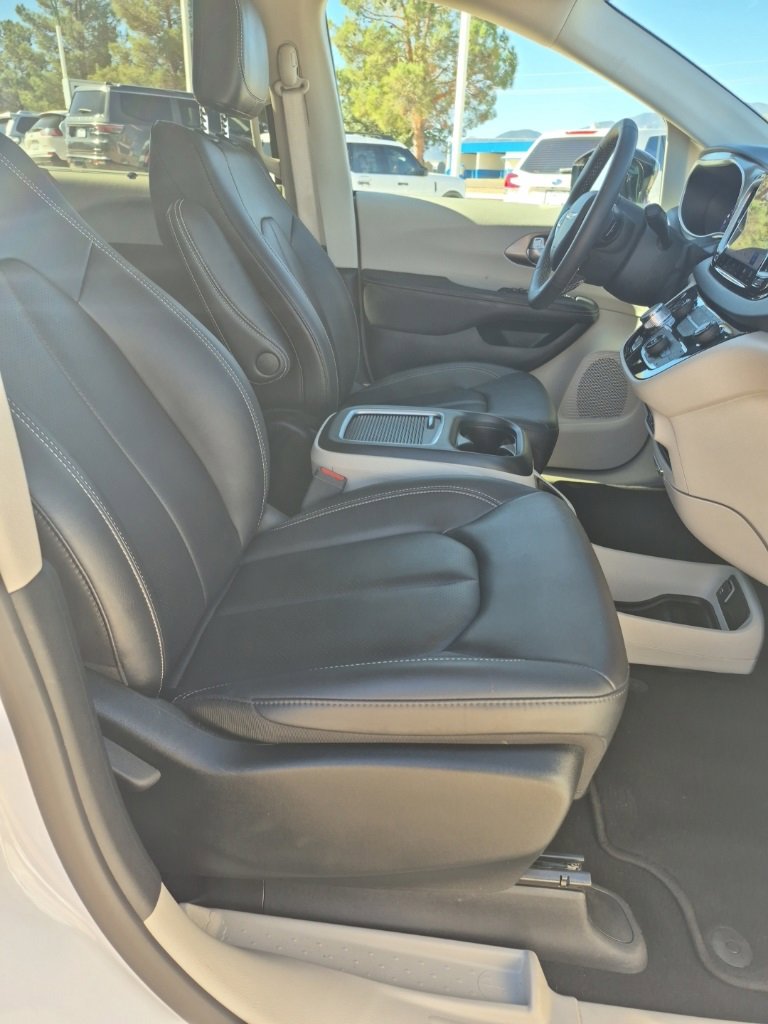 Certified 2024 Chrysler Pacifica Touring-L image 31