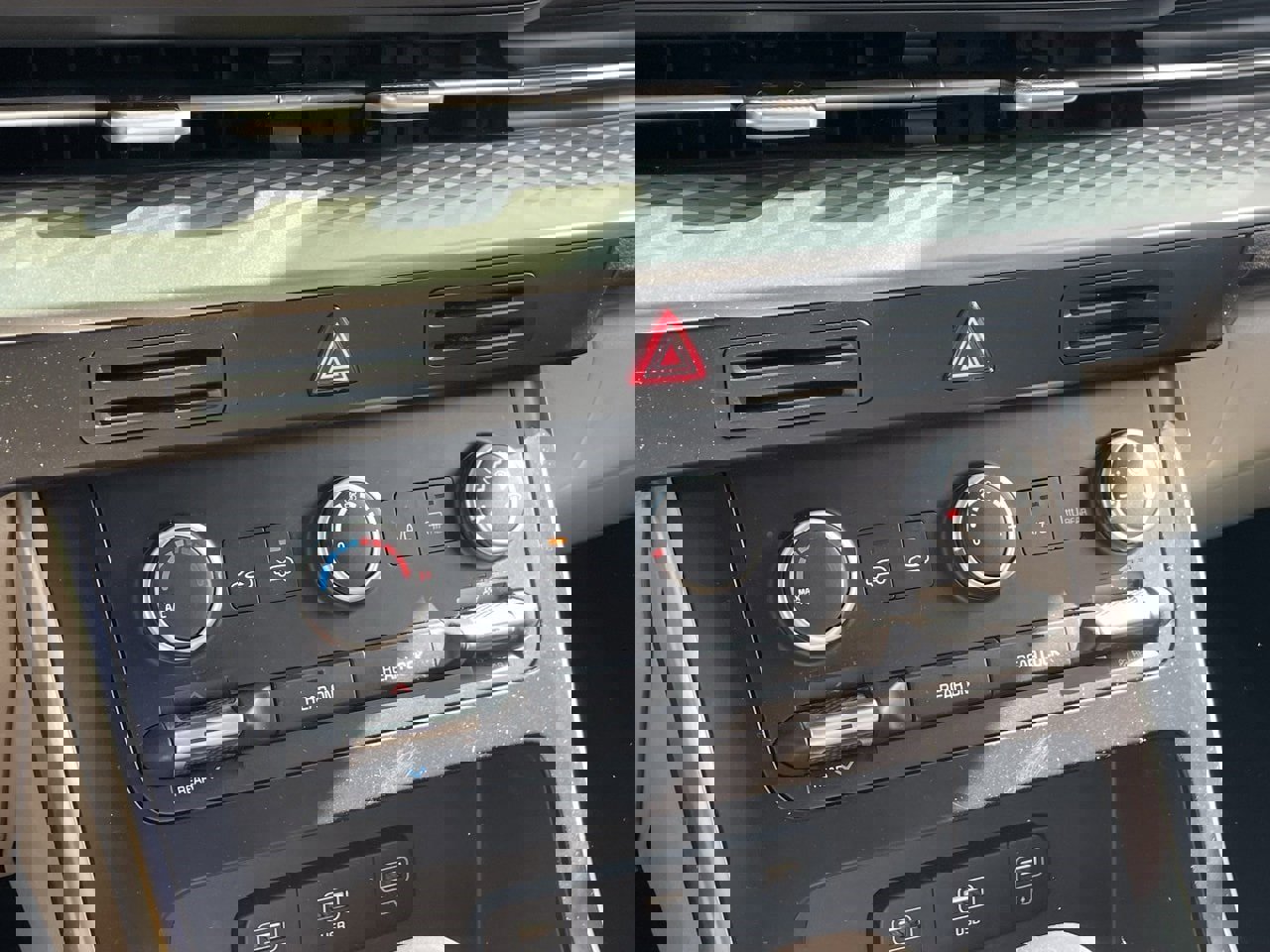 Used 2022 Kia Carnival LX w/ Paint Protection Package image 8