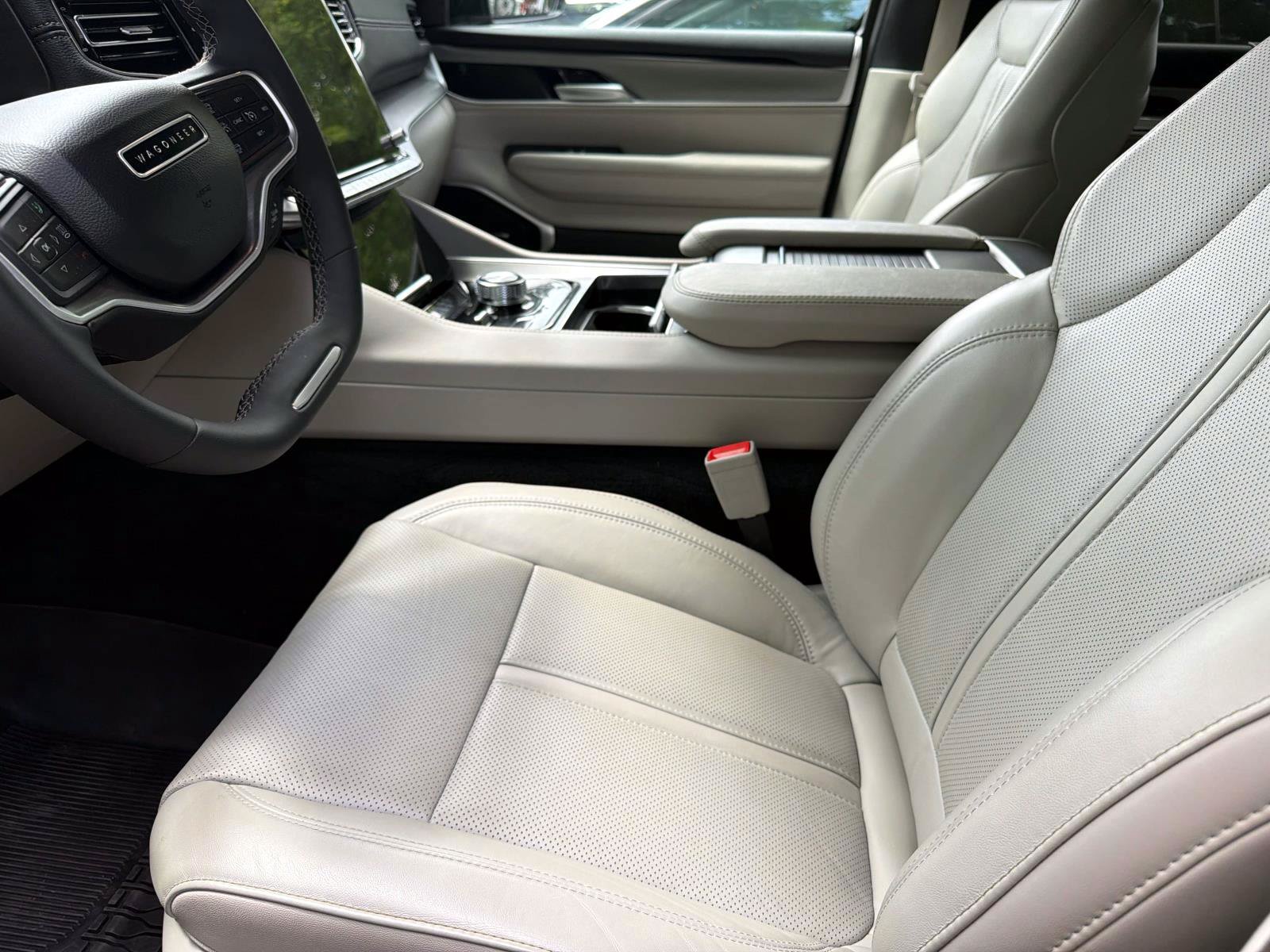 Used 2025 Jeep Wagoneer L 4WD w/ Convenience Group I image 8