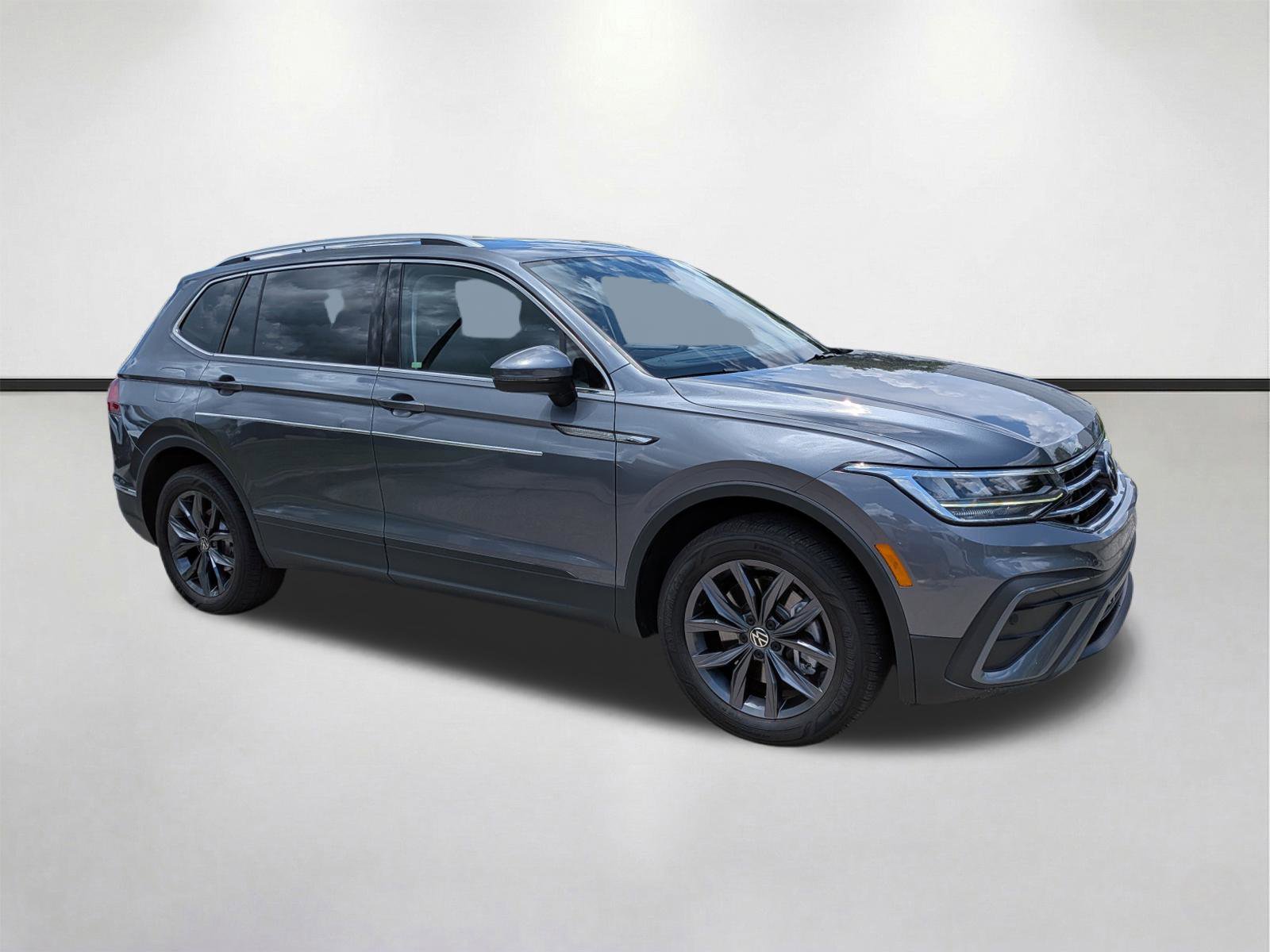 Used 2023 Volkswagen Tiguan SE FWD image 1