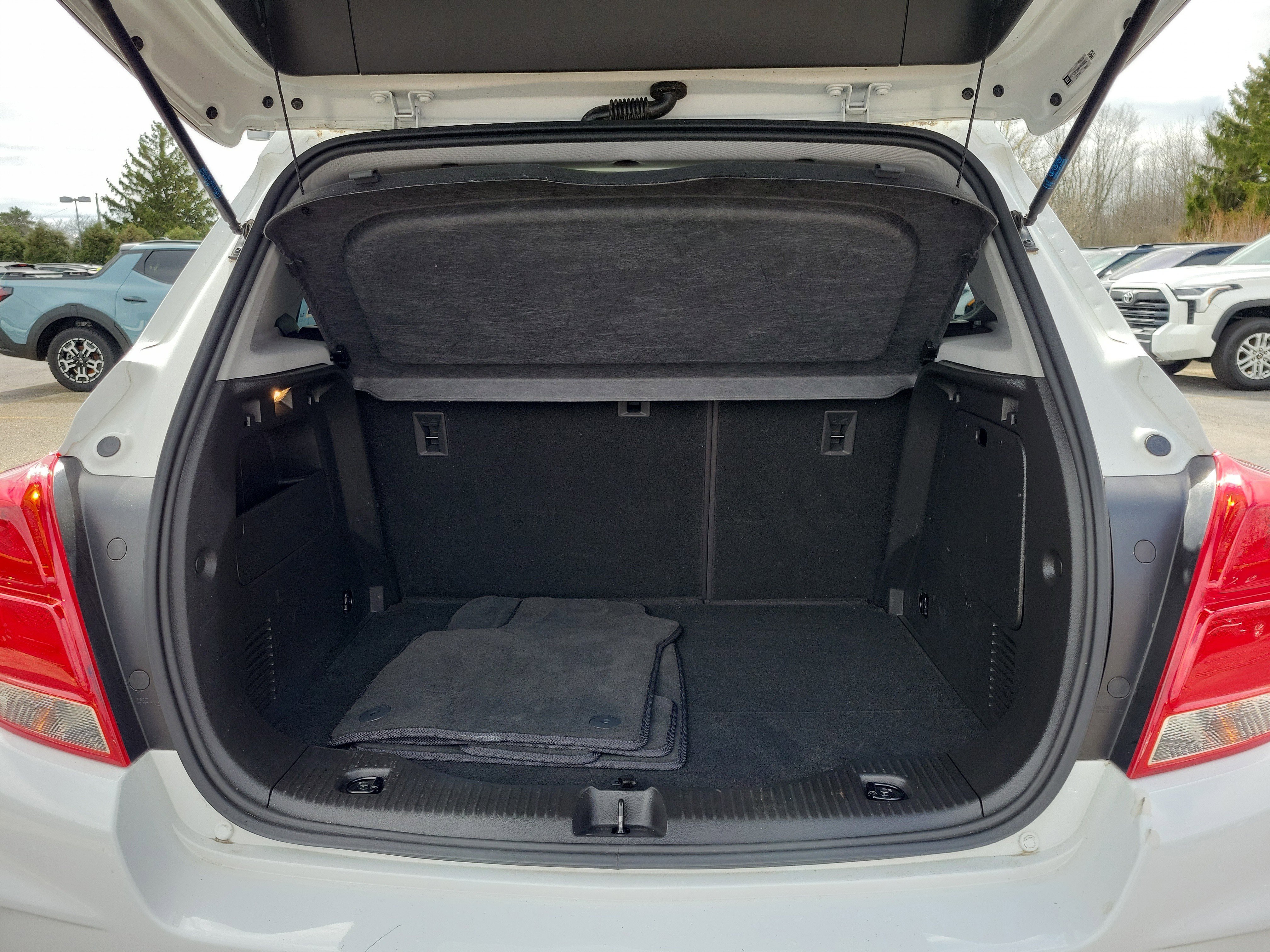 Used 2019 Chevrolet Trax LT w/ LT Convenience Package image 8