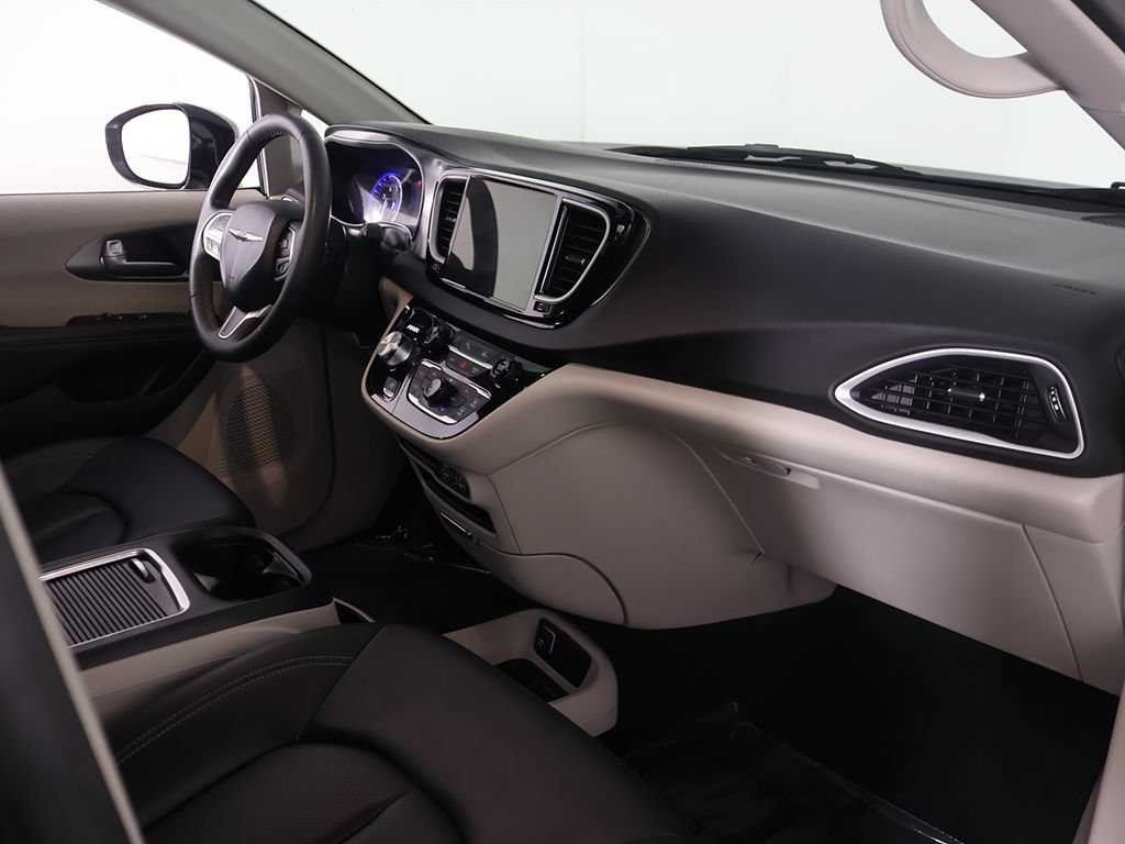 Used 2024 Chrysler Pacifica Touring-L FWD image 28