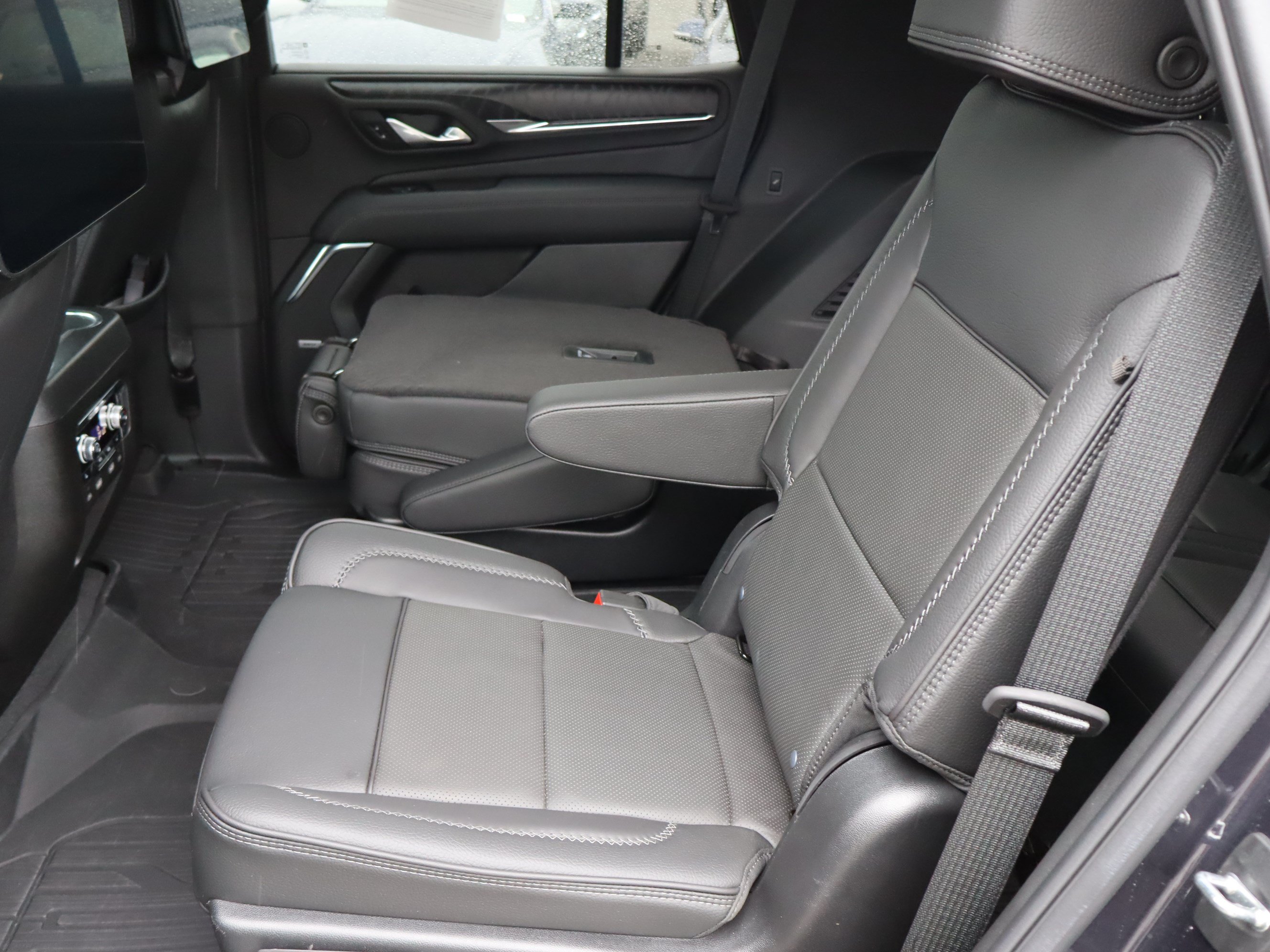 Used 2024 GMC Yukon Denali w/ Denali Reserve Package AWD/4WD image 34