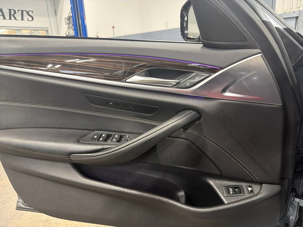 Used 2019 BMW 530e xDrive w/ Premium Package AWD/4WD image 12