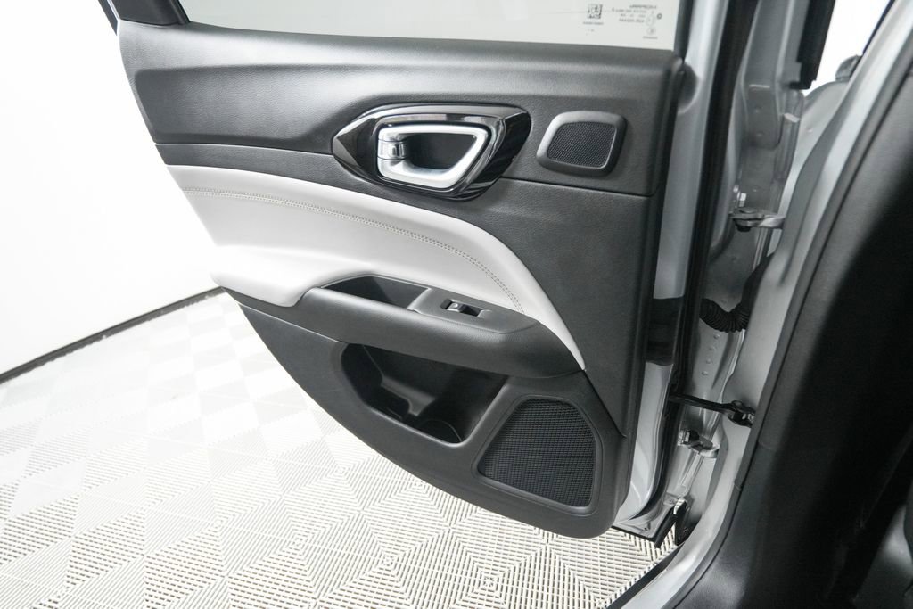 Used 2025 Jeep Compass Limited w/ Sun & Sound Group image 14