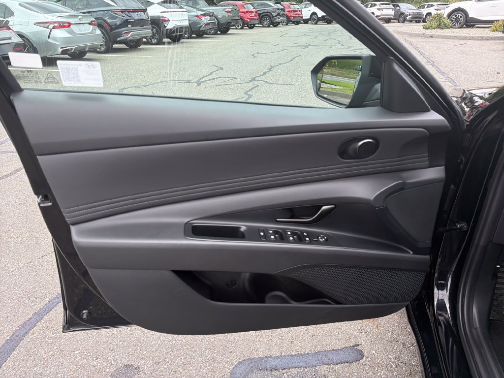 Certified 2025 Hyundai Elantra SEL FWD image 11