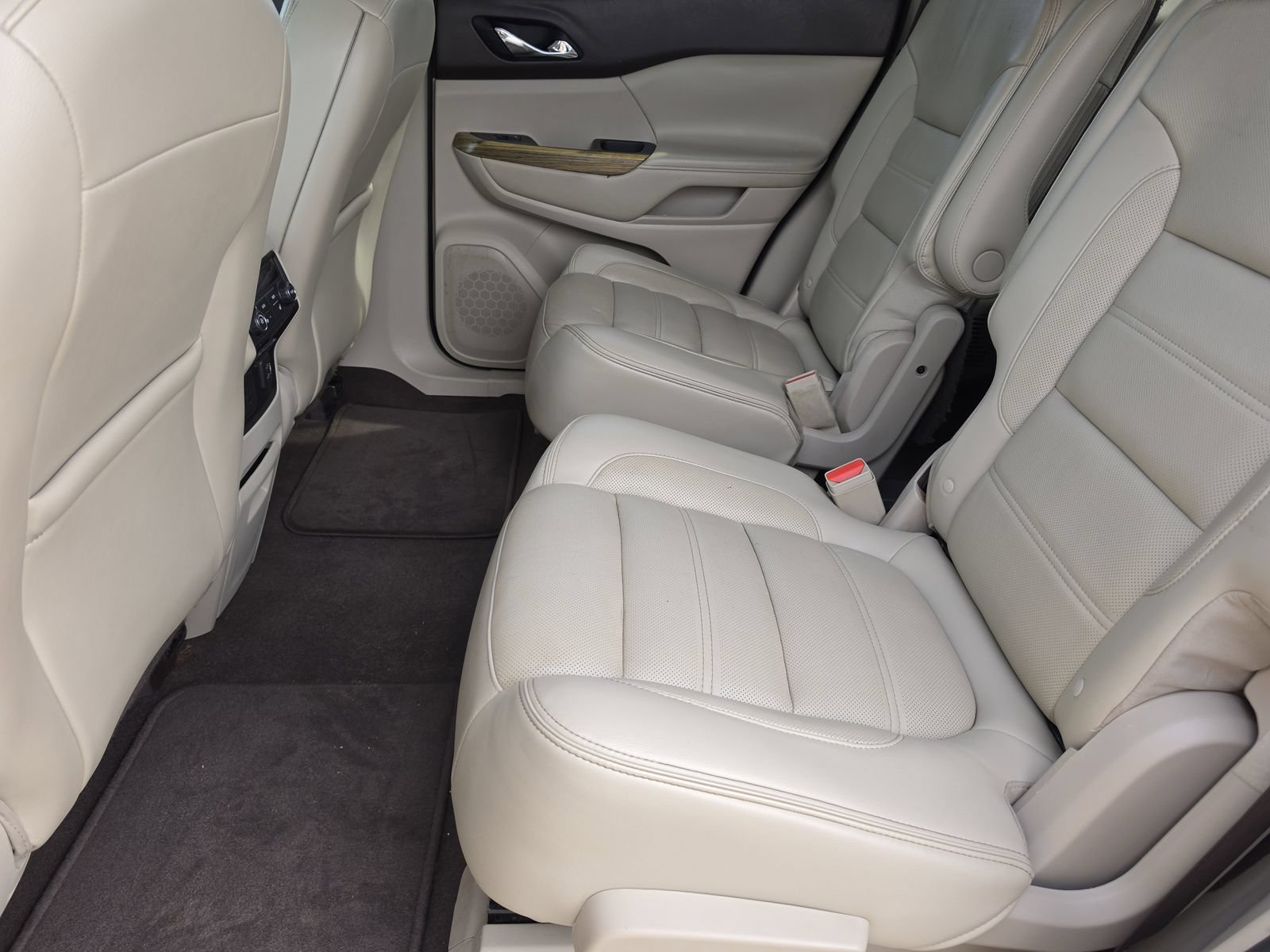 Used 2018 GMC Acadia Denali w/ Technology Package FWD image 13