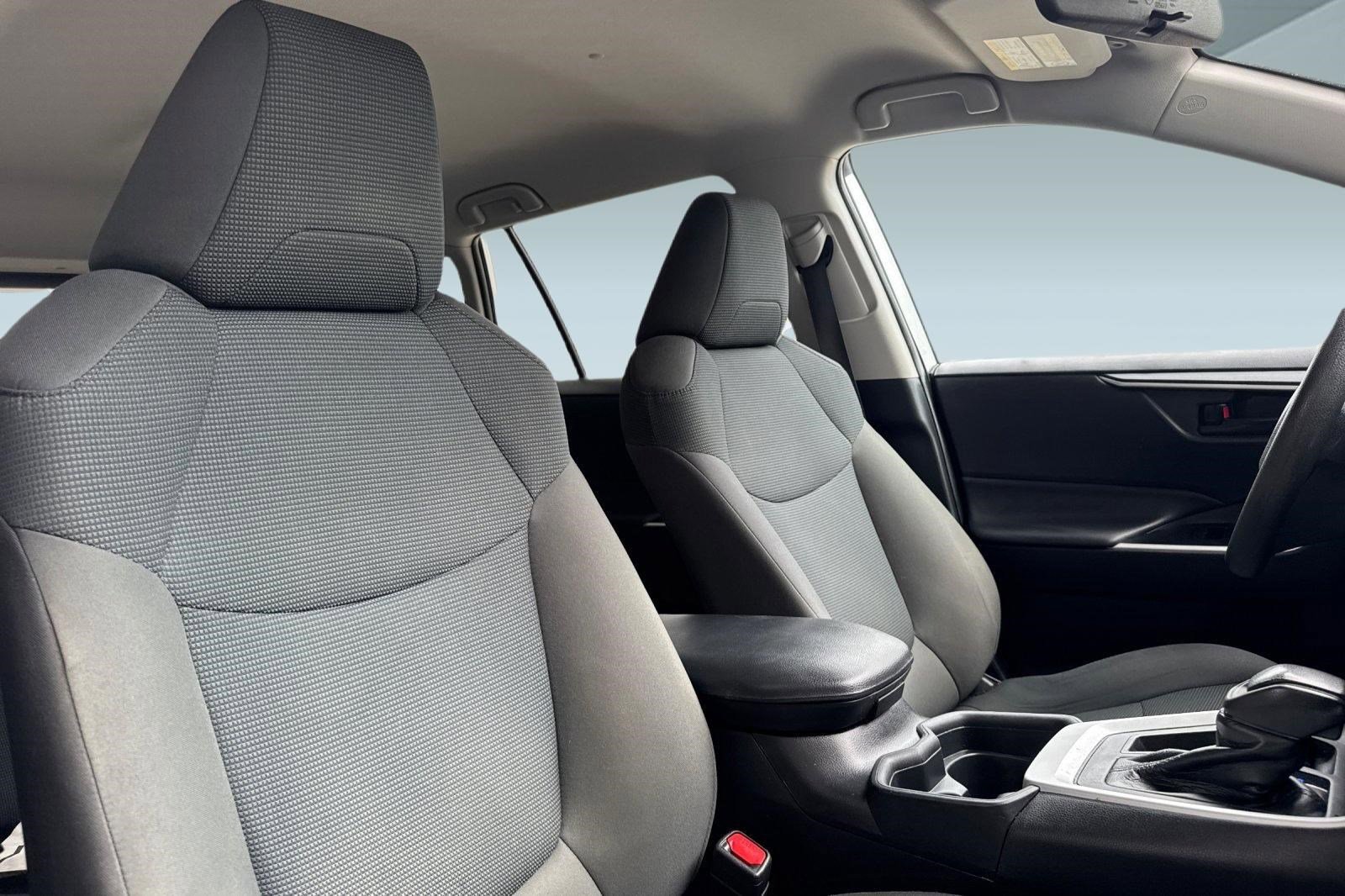 Certified 2021 Toyota RAV4 LE w/ Carpet Mat Package (TMS) FWD image 31