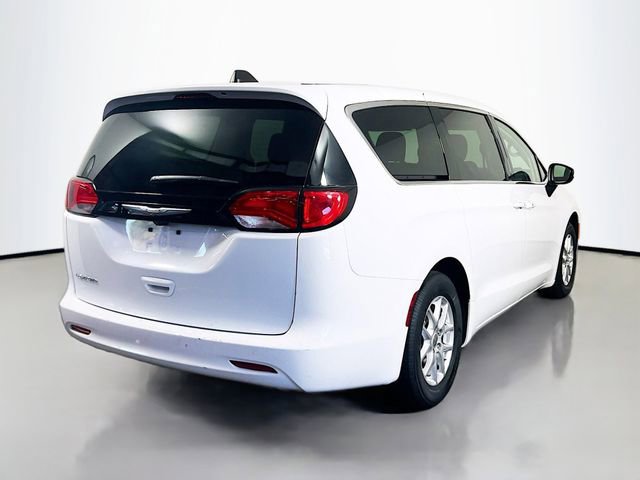 Used 2022 Chrysler Voyager LX image 8