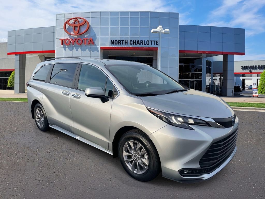 Used 2025 Toyota Sienna XLE image 1