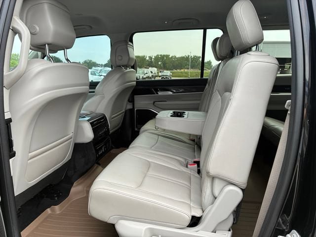 Used 2022 Jeep Wagoneer Series III AWD/4WD image 14