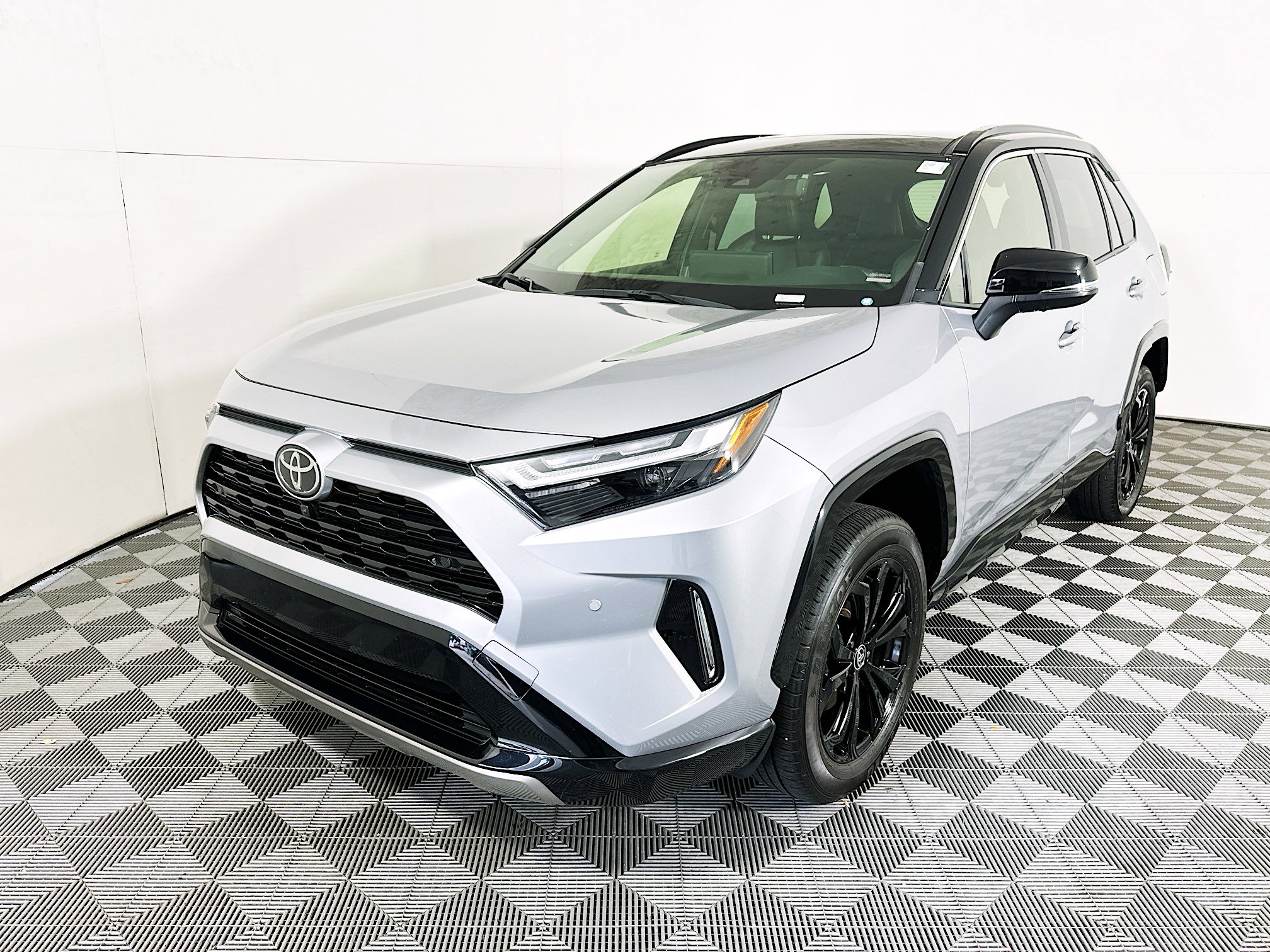 Used 2025 Toyota RAV4 XSE w/ Advanced Technology Package AWD/4WD image 7