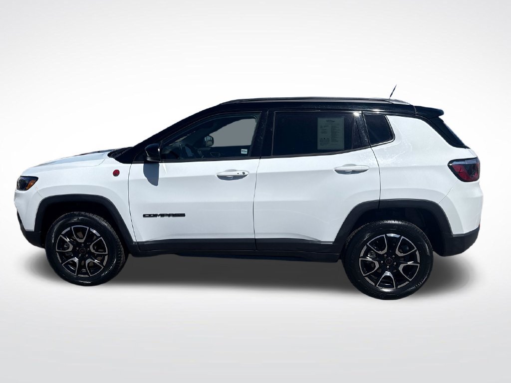 Used 2025 Jeep Compass Trailhawk AWD/4WD image 2