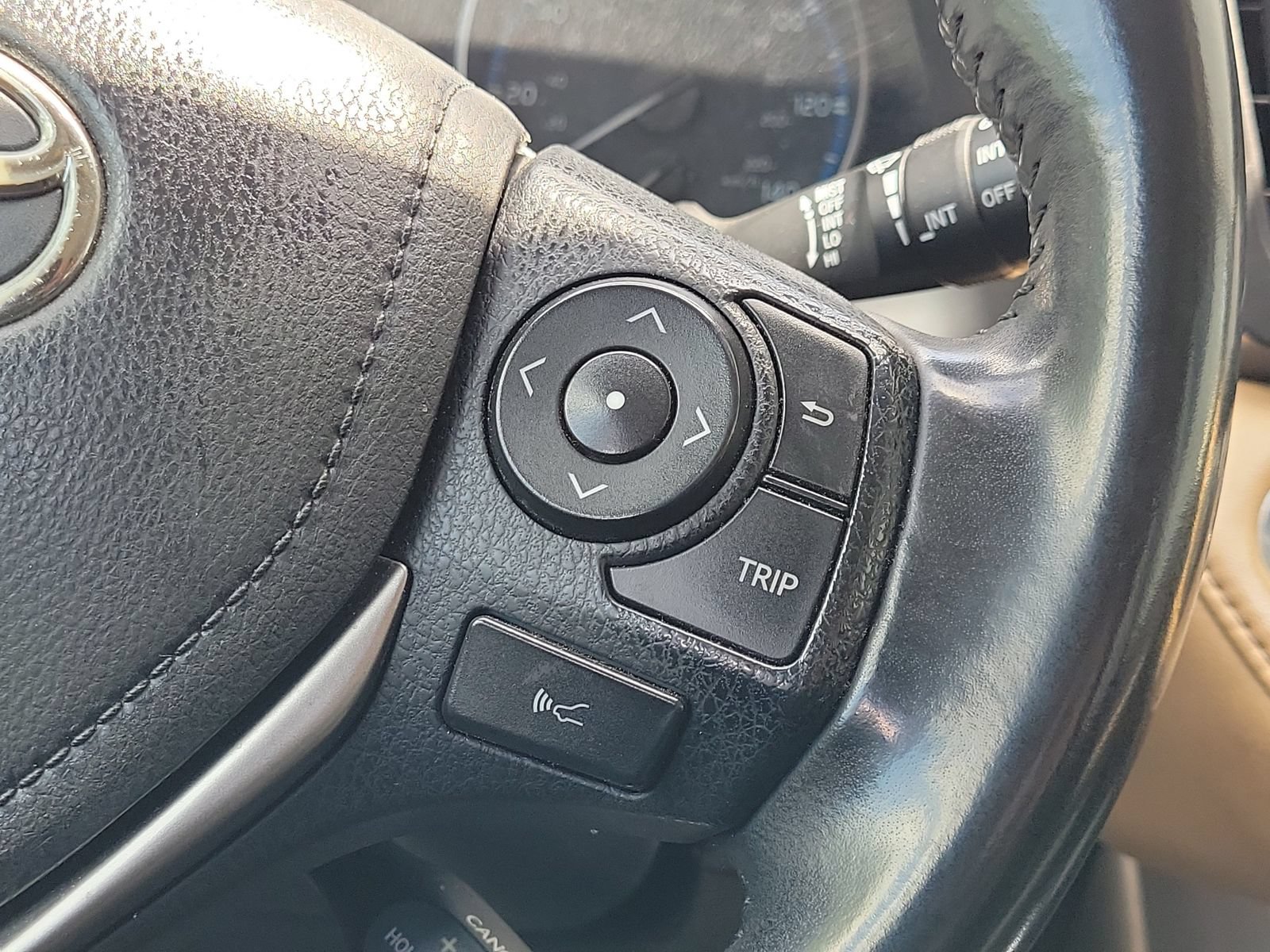 Used 2018 Toyota RAV4 XLE FWD image 17