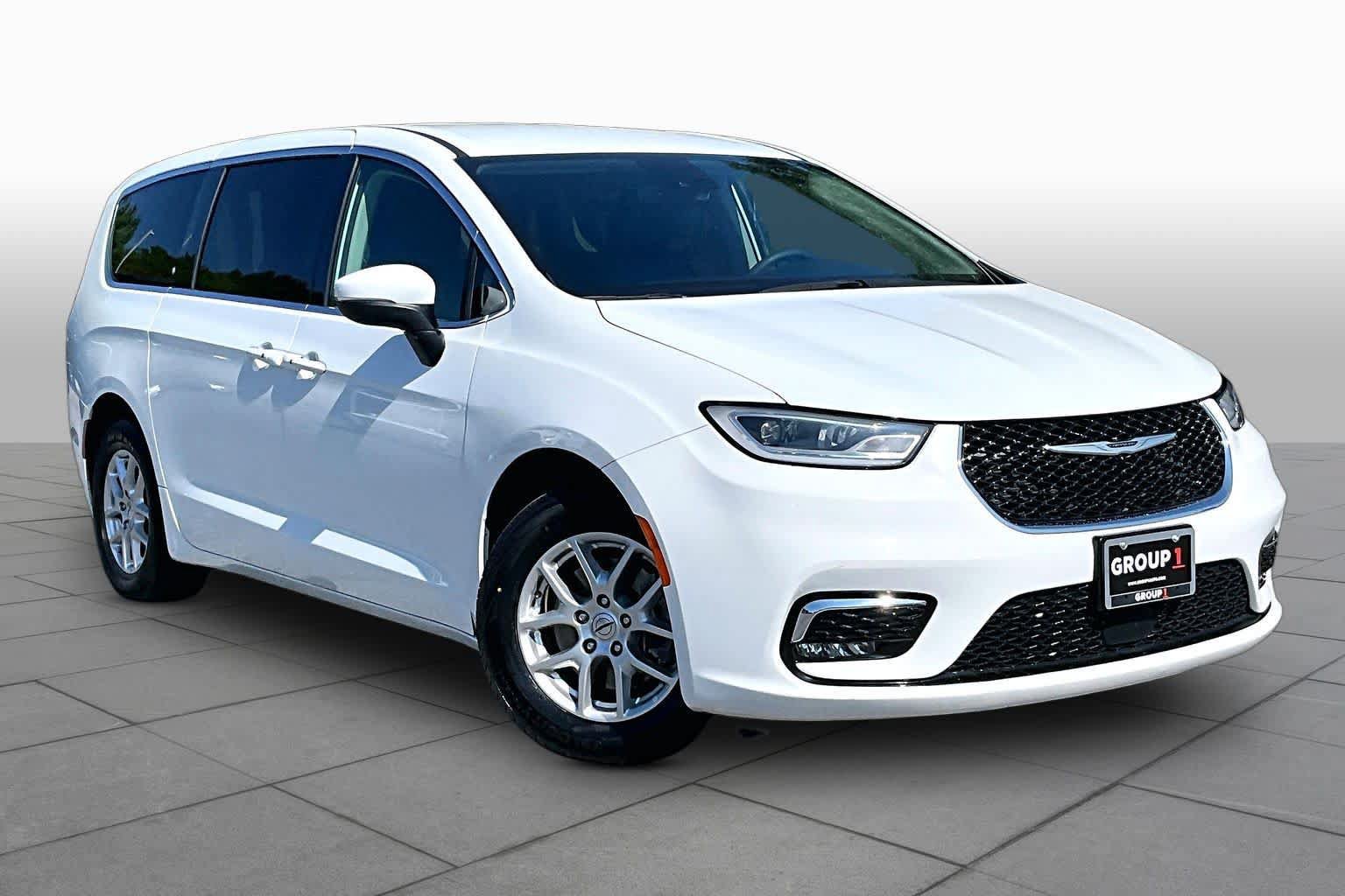 Used 2023 Chrysler Pacifica Touring-L FWD image 3