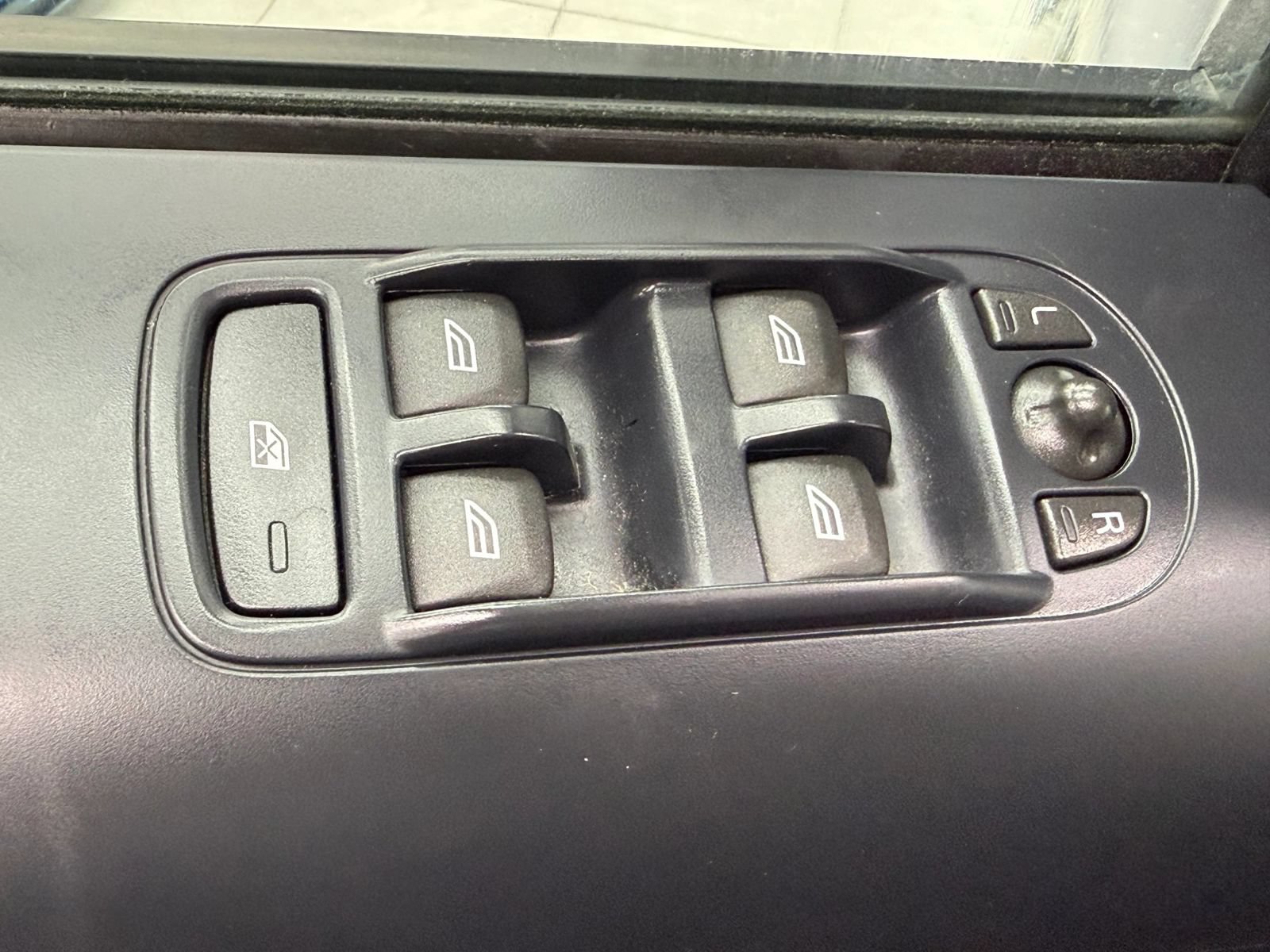 Used 2015 Land Rover LR2 HSE AWD/4WD image 24