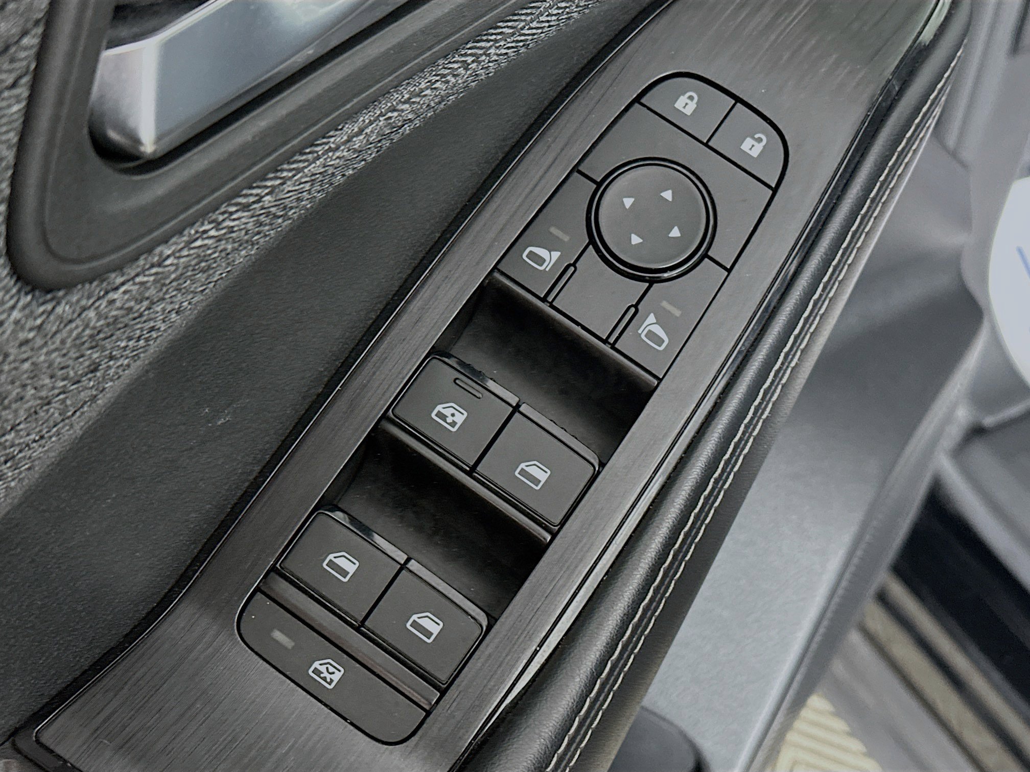 Used 2023 Nissan Rogue SV image 17