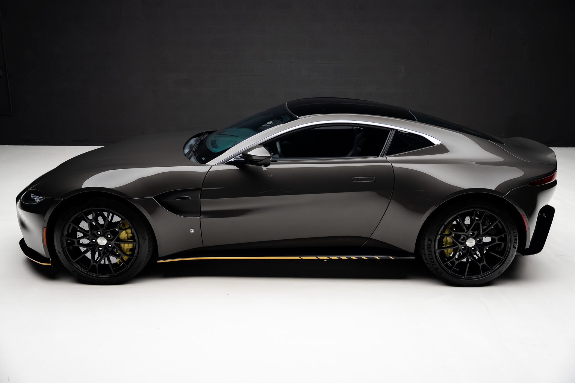 Used 2022 Aston Martin V8 Vantage Coupe RWD image 22