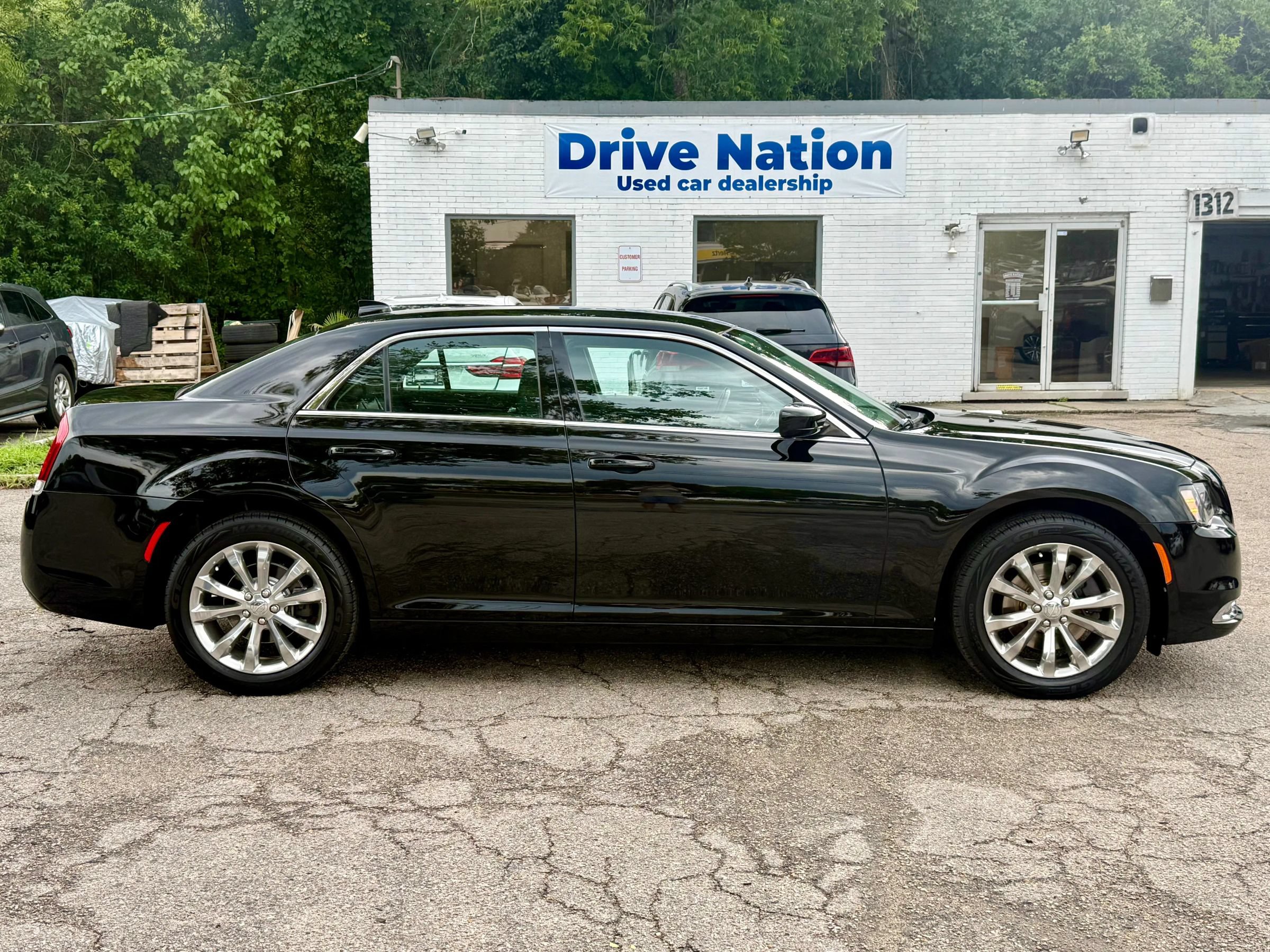 Used 2017 Chrysler 300 Limited w/ Driver Convenience Group AWD/4WD image 4