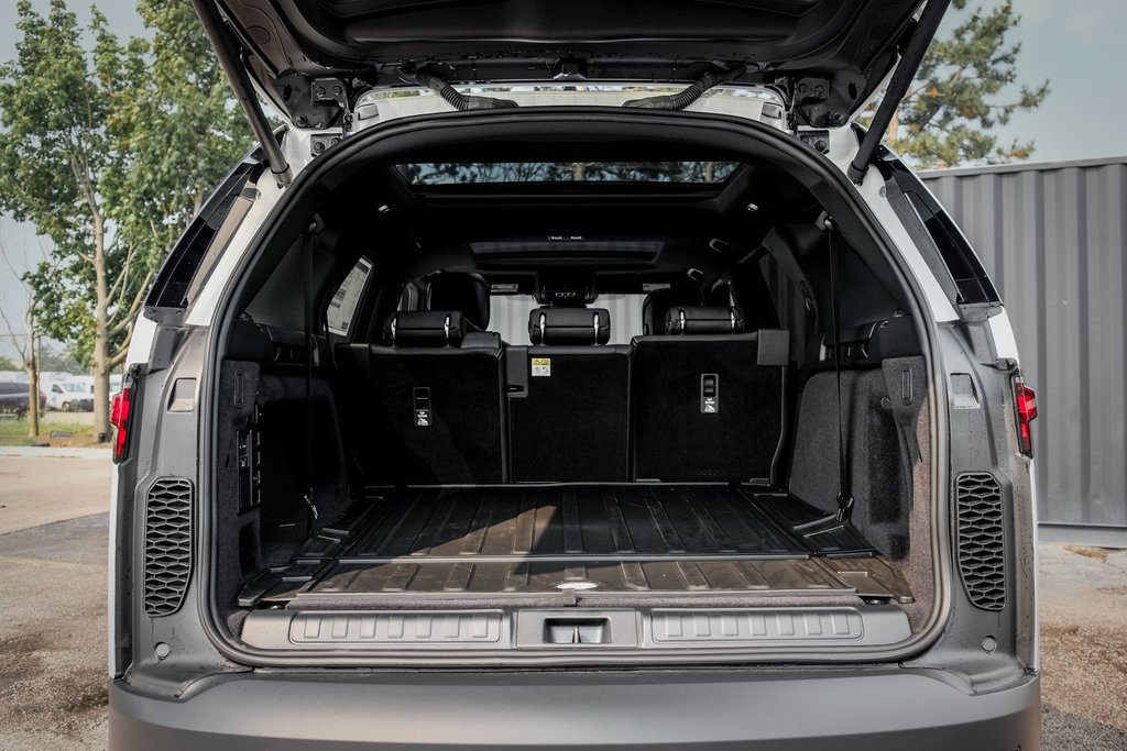 Used 2025 Land Rover Discovery S AWD/4WD image 8