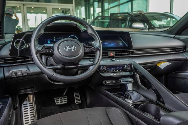Certified 2025 Hyundai Elantra SEL FWD image 16