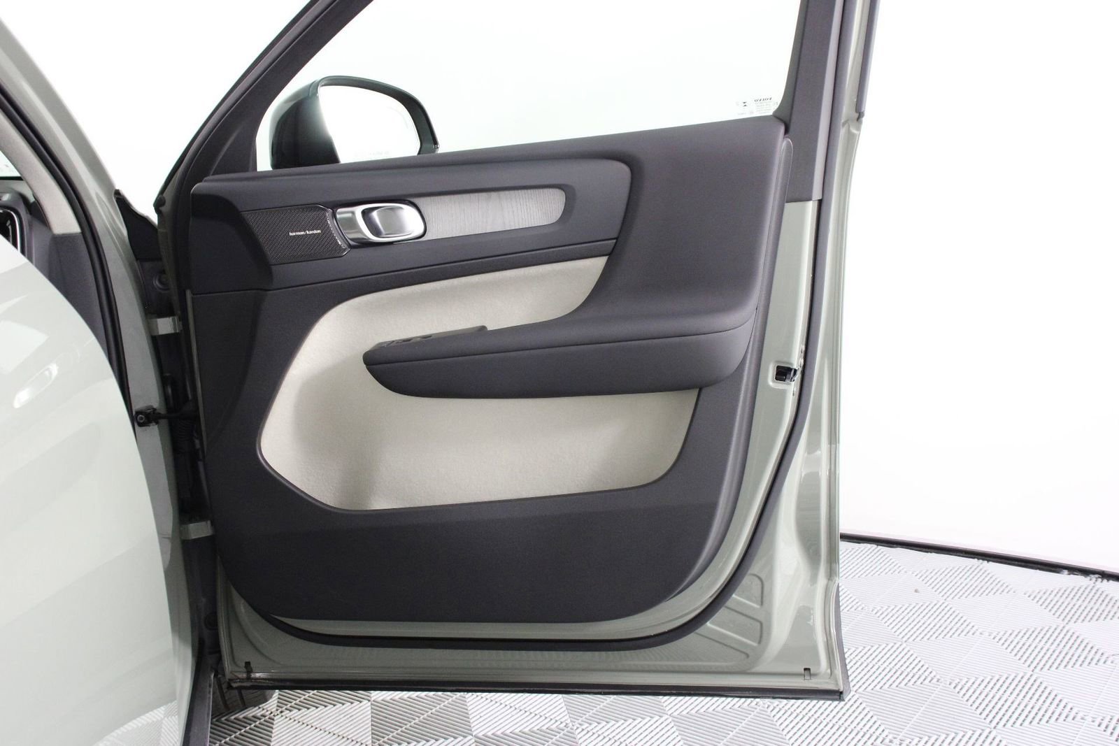 Certified 2023 Volvo XC40 B5 Ultimate w/ Protection Package Premier AWD/4WD image 21