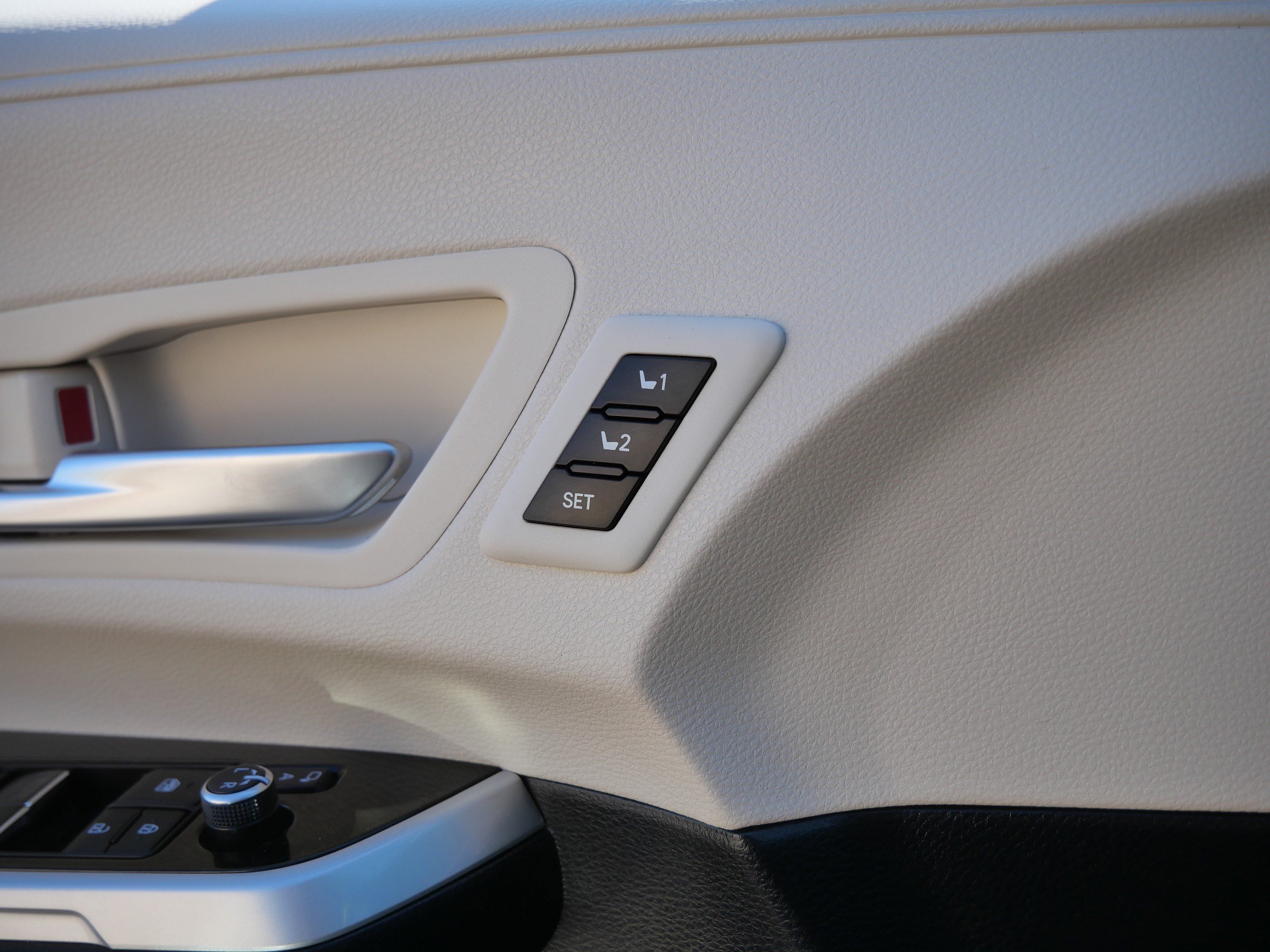 Certified 2025 Toyota Sienna Platinum FWD image 33