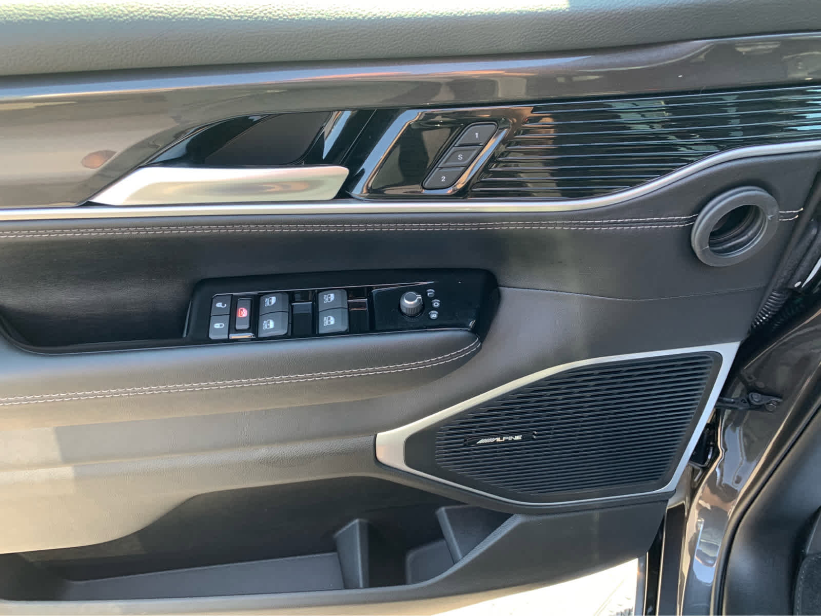 Used 2024 Jeep Wagoneer 4WD w/ Premium Group I image 13