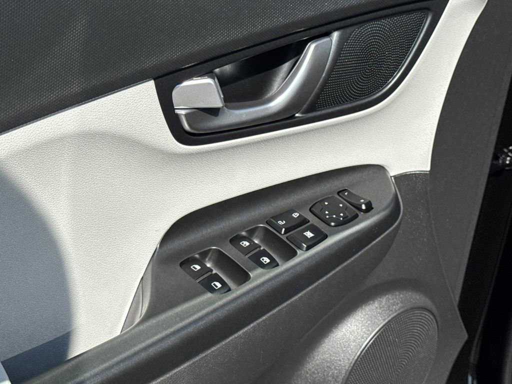 Used 2023 Hyundai Kona SE w/ Cargo Package image 30