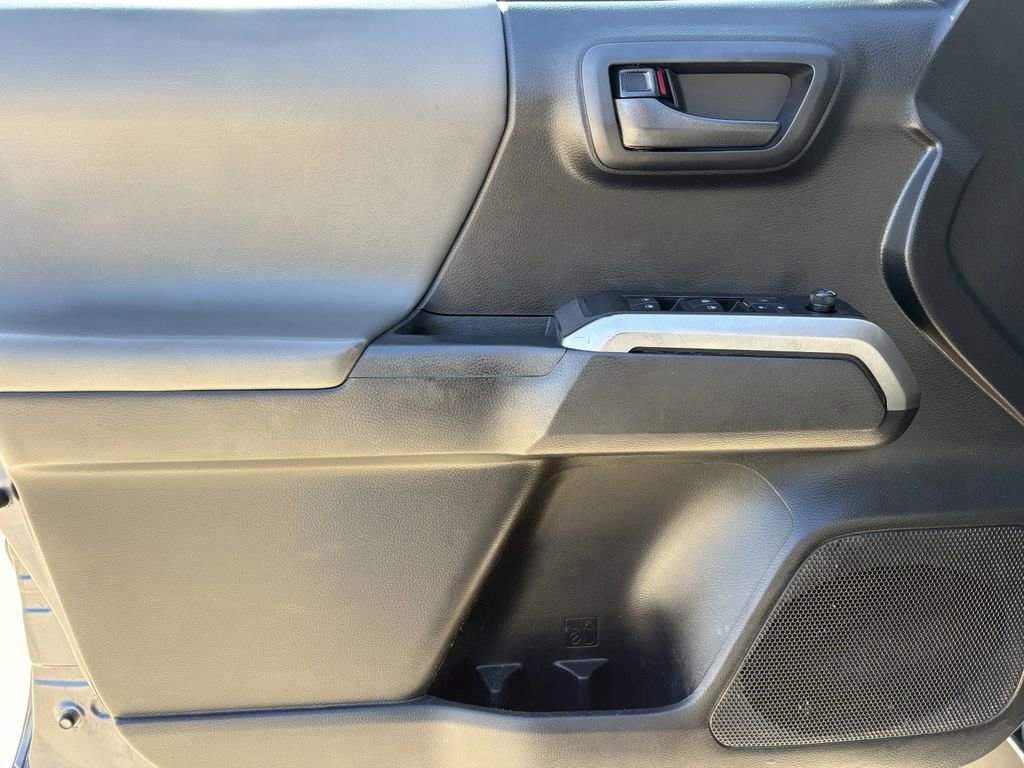 Used 2022 Toyota Tacoma SR5 w/ Technology Package image 10