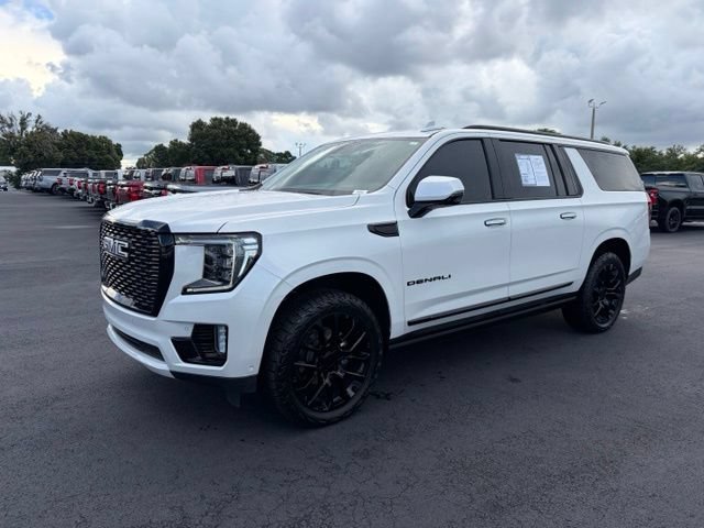 Used 2023 GMC Yukon XL Denali w/ Advanced Technology Package AWD/4WD image 3